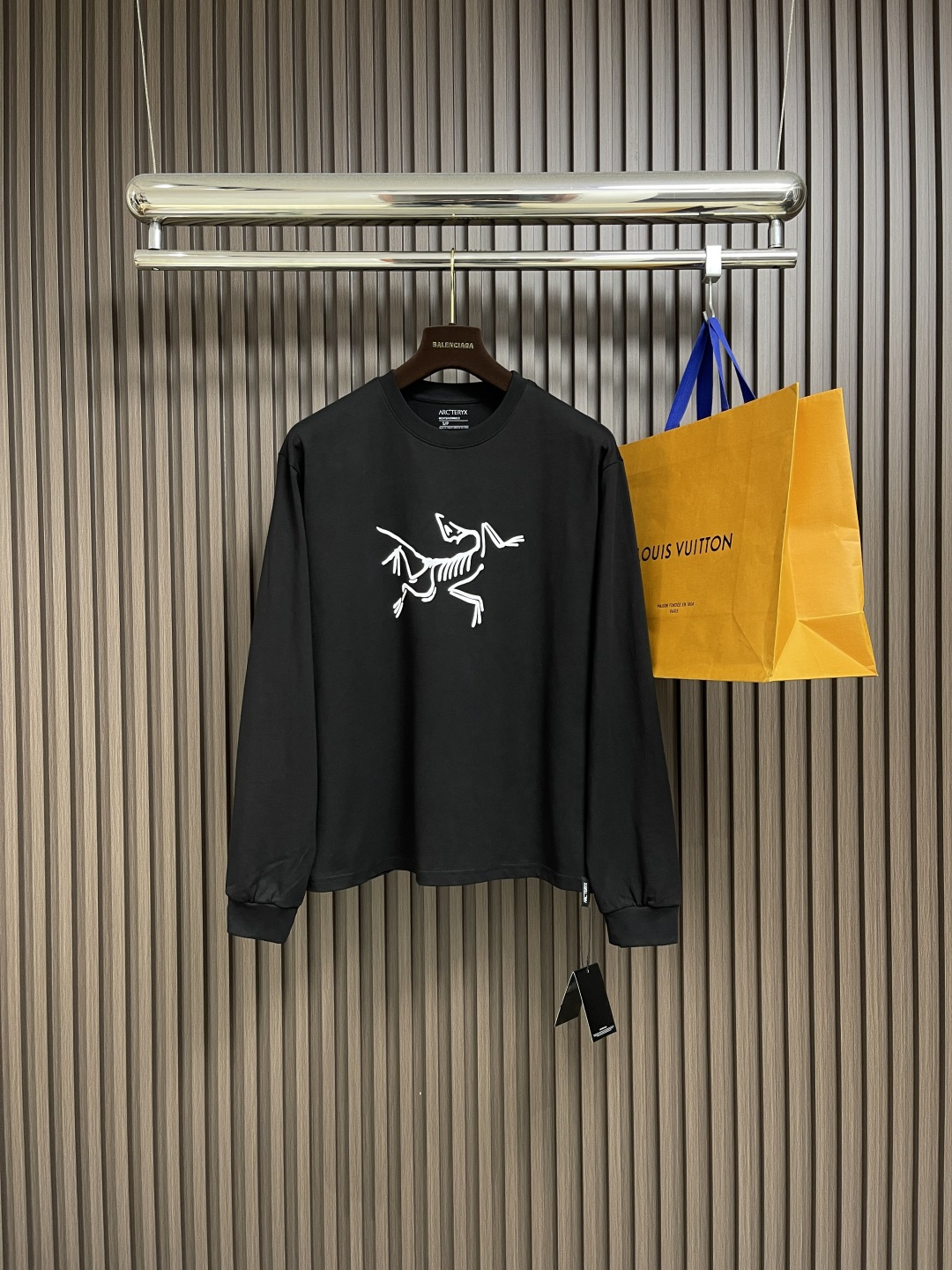 NO:520250,arcteryx 2025ss Early autumn loose functional sports long-sleeved T-shirt, same style for men and women, loose oversize style. The fabric is soft and comfortable, super versatile, very comfortable on the upper body, double yarn smooth cotton fabric. It is truly suitable for large outdoor styles, outdoor style outfits, ins style fashion items. Size XS-L,,versac'teryx,tees, t-shirt,alexander wang19860909arcteryx 始祖鸟 2025ss 早秋宽松机能运动长袖t恤 男女同款,宽松oversize版型 .面料柔软舒适 超级无敌百搭,上身十分舒服,双纱爽滑棉面料 真正适用于户外的大版型,户外风穿搭,ins风时尚单品.尺码XS-L,,versacearc'teryx,tees，t-shirt,alexander wang,Men's clothing