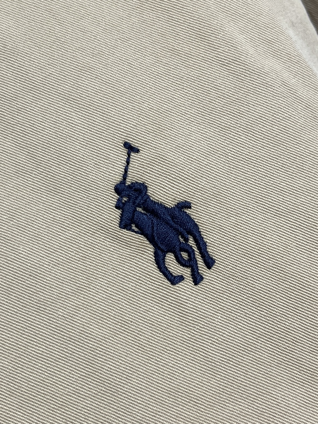 🛒🛒RalP🆕h Lauren 刺绣拉链夹克，定制全棉细斜纹雅致布 柔软丝滑 舒适贴肤 以卡其色为底色 