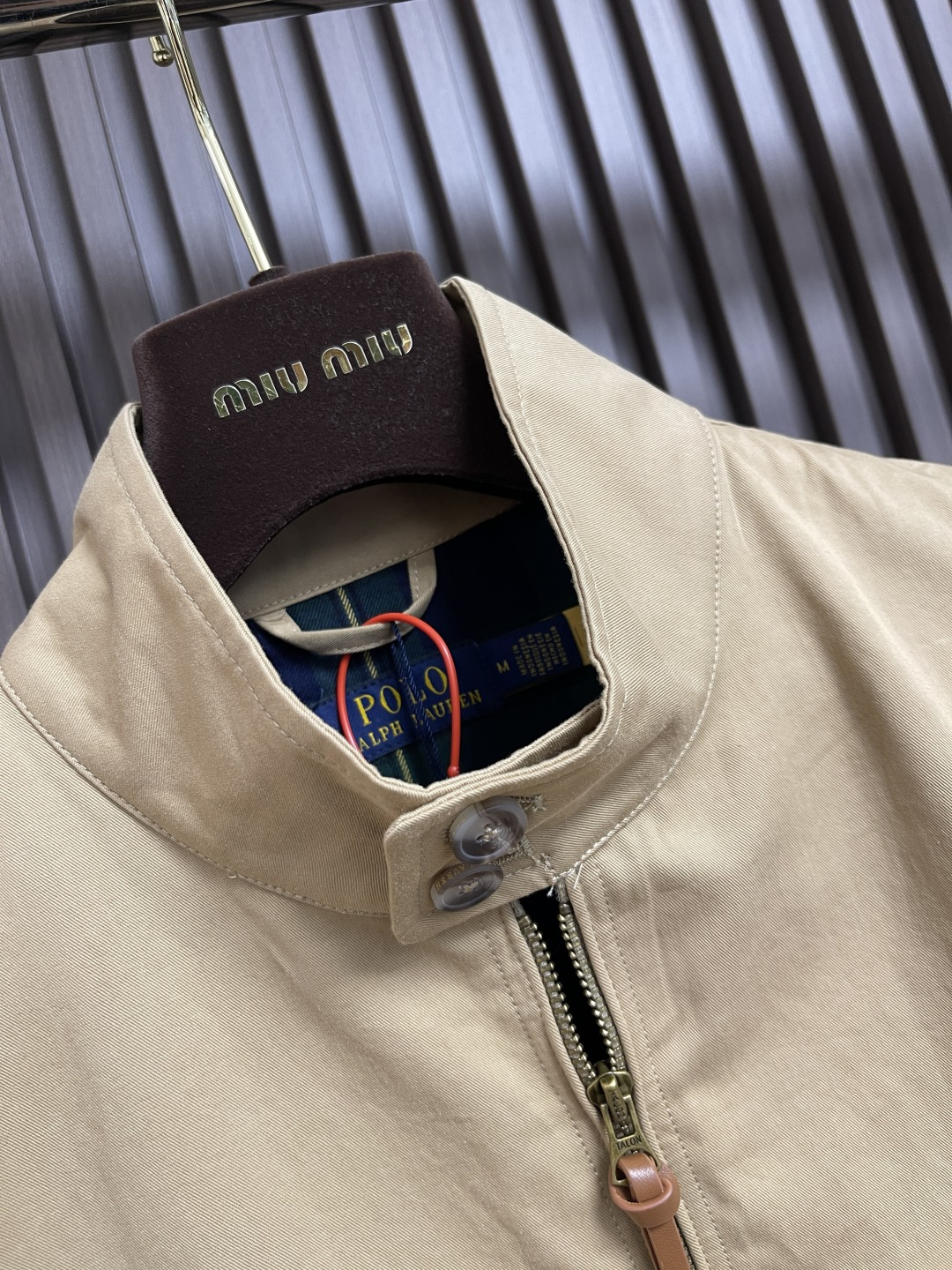 🛒🛒RalP🆕h Lauren 刺绣拉链夹克，定制全棉细斜纹雅致布 柔软丝滑 舒适贴肤 以卡其色为底色 