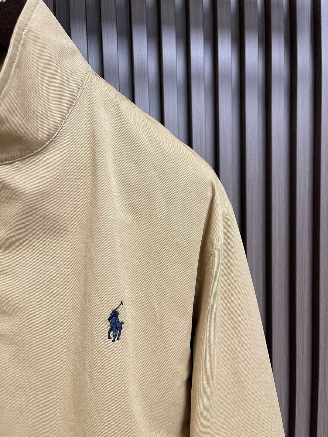 🛒🛒RalP🆕h Lauren 刺绣拉链夹克，定制全棉细斜纹雅致布 柔软丝滑 舒适贴肤 以卡其色为底色 