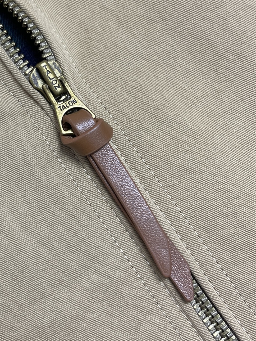 🛒🛒RalP🆕h Lauren 刺绣拉链夹克，定制全棉细斜纹雅致布 柔软丝滑 舒适贴肤 以卡其色为底色 