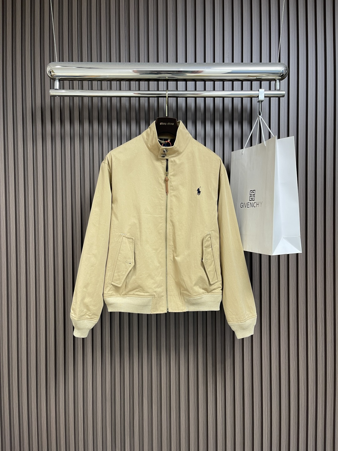 NO:522643,Ralph Lauren embroidered zipper jacket, custom-made cotton fine twill elegant cloth, soft and silky, comfortable skin, khaki as the base, soft and unflattering, just showing a restrained elegance, exquisite pony tags embellish it, with a breath of freedom and vitality, injecting the brand's soul charm, outlining a tall figure with simple and smooth lines A unique fashion masterpiece came into being, using imported machine embroidery technology, using advanced computer control systems and precision mechanical parts to achieve the signature pony embroidery operation High precision The lines are smooth and delicate, template machine opens the bag Preset templates to guide the position of the bag The accuracy of shape and size ensures the quality of the bag opening effect, infrared positioning cutters achieve accurate positioning of the material through infrared emitters and infrared receivers Accuracy can reach the micron level  This satisfies the effect of high-precision cutting of plaid alignment. The fabric has been washed with filial piety, with better texture, not easy to deform, not easy to shrink, not easy to fade, and maintains long-term beauty. Size S-XL,,loro piano, jackets & coats,alexander wang19860909Ralph Lauren 刺绣拉链夹克,定制全棉细斜纹雅致布 柔软丝滑 舒适贴肤 以卡其色为底色 柔和且不张扬 恰到好处地展现出一种内敛的优雅 精致的小马标点缀其间 带着自由与活力的气息 注入品牌灵魂魅力 以简洁流畅的线条勾勒出挺拔的身形 一件独具魅力的时尚佳作应运而生,采用进口机刺绣工艺 使用先进的计算机控制系统和精密的机械部件实现标志性小马刺绣作业 精度高 线条流畅而细腻,模版机开袋 预设的模板来指导开袋的位置 形状和大小精确性确保了开袋效果质量,红外线定位裁床 通过红外发射器和红外接收器来实现对材料的精准定位 精度可达到微米级别 从而满足格纹对位高精度裁剪的效果,面料都经过孝洗 手感质感更佳 不易变形 不易缩水 不易褪色 保持长久的美观.尺码S-XL,,loro piana,jackets & coats,alexander wang,Men's clothing