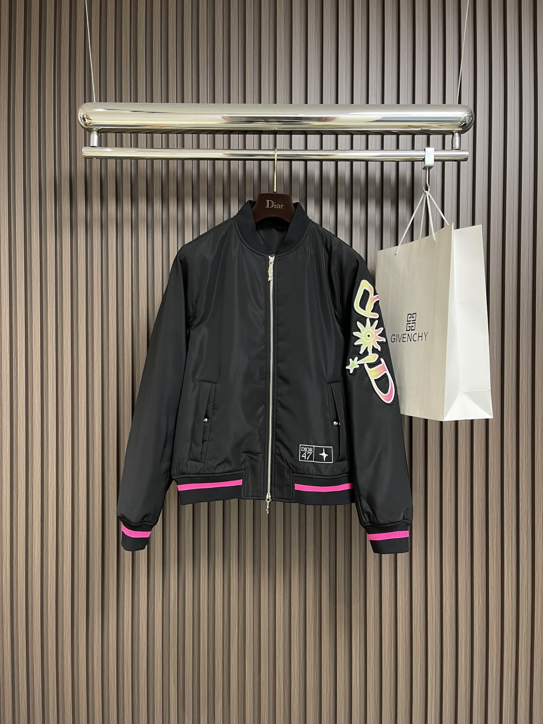 NO:521389,Dior No. 47 neon pink edge black flight jacket, this short is a new product for the fall 2025 series, from the ANDLEWIS HLTON limited series. It is carefully crafted from black technology fabrics, and the sleeves are decorated with a joint series logo, which is reinterpreted in graphic style. It can be matched or created to create a comfortable and fashionable look. Size S-XL,,dior, jackets & coats, jackets & coats, alexander wang19860909Dior 47号霓虹粉边黑色飞行夹克外套,这款短是二零二五秋季系列新品,来自 ANDLEWIS HLTON 限定系列.采用黑色科技面料精心制作,衣袖饰以联名系列标志,以图形风格重新诠释 标志.可搭配或,打造舒适时髦的造型.尺码S-XL,,dior,jackets & coats,jackets & coats,alexander wang,Men's clothing