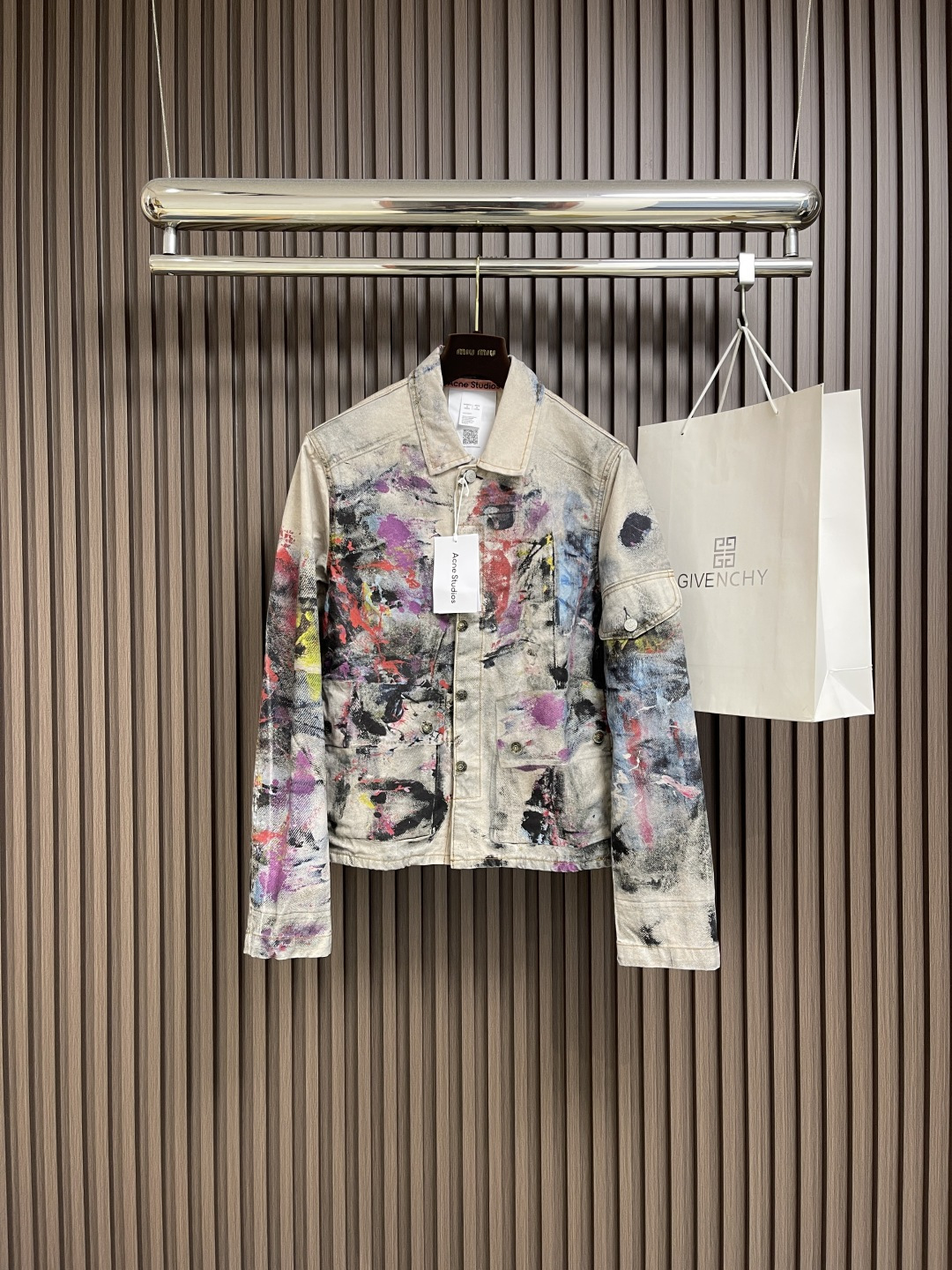 NO:521391,Acne Studios 2025ss new ink-splash jacket, adopts the white background on the surface of the fine cotton twill fabric, and the ink is all printed through the 3D three-dimensional digital direct spray. The print adopts Conley digital matching printing direct spray color transition, which is very delicate and natural. The overall effect is presented in three-dimensional high-definition, and the visual effect is enough to be real. The matching cloth positioning and cutting sheets make each tailing accurately benchmark the original version. The tailing adopts a fully automatic laser burning process with zero error than manual. The three-standard auxiliary materials are fully healed. The loose cut is quite wide and stylish, the fabric is moderate in thickness, and the upper body is not stuffy in summer. The 3D printing texture is high-end and fashionable, and the artwork cannot be copied. Size XS-XL,,acne studios,dior, jackets & coats, jackets & coats, alexander wang19860909Acne Stuidios 2025ss新款泼墨夹克外套,采用精棉斜纹布面料上面表面的白底色,泼墨都是通过3D立体数码直喷的印花效果,印花采用康利数码匹印直喷颜色过渡非常的细腻自然整体呈现的效果立体高清,视觉效果足以乱真.匹布定位裁片印,使每个裁片花位都精准对标原版,裁片采用全自动激光烧花工艺零误差比人工更精准.三标辅料跟足原版.宽松剪裁挺阔有型,面料厚度适中,夏天上身不闷热,3D印花肌理质感高级时髦,不可复制的艺术品.尺码XS-XL,,acne studios,dior,jackets & coats,jackets & coats,alexander wang,Men's clothing