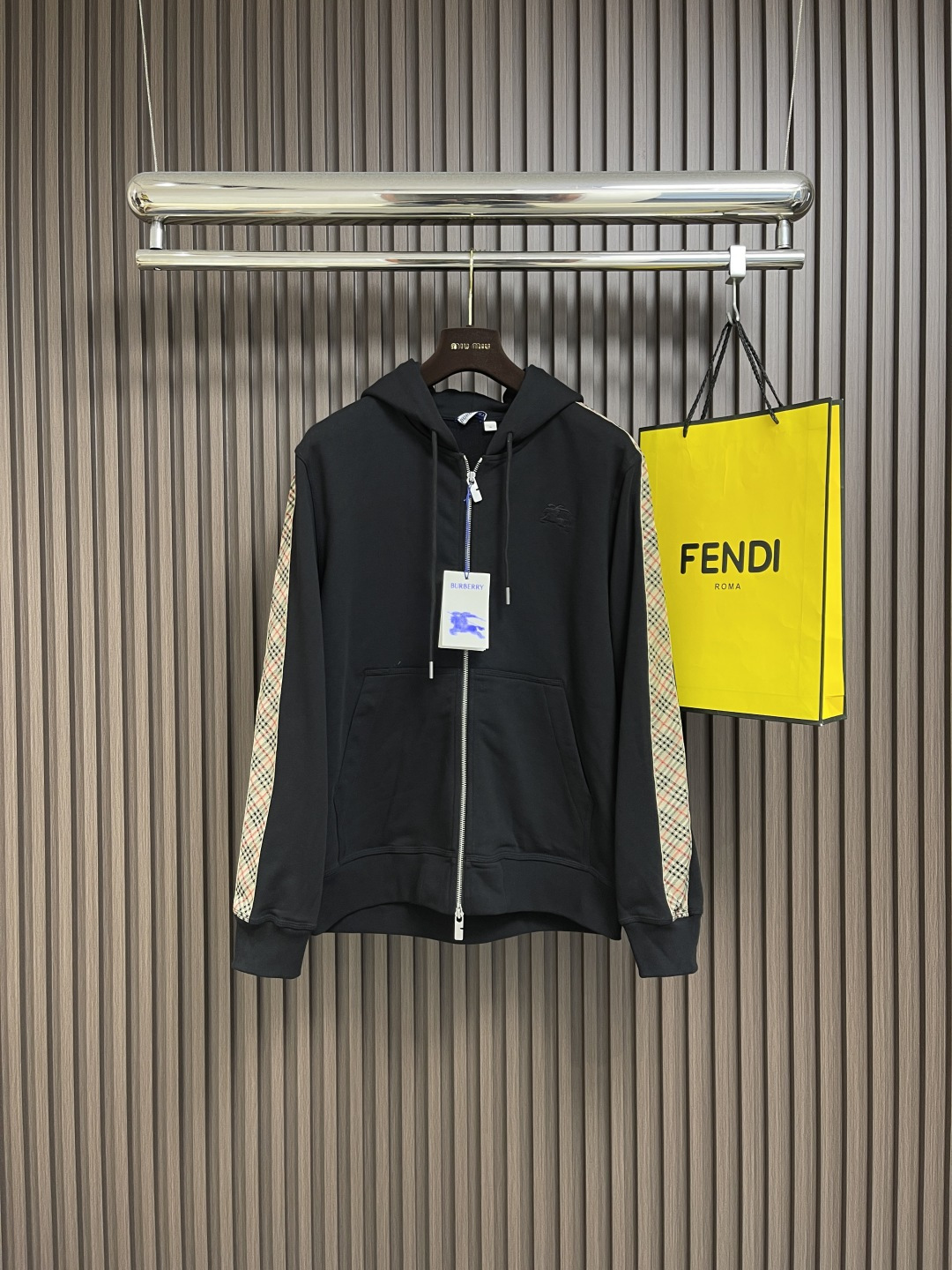 NO:521397,BURBERRY  The webbing embroidered hooded sweatshirt is made of light flip-on cotton fabric. The fabric is made of light flip-on cotton fabric. The inner and outer differentiation is achieved through high-density cotton fibers. The outer plain wet-on is tight and wear-resistant, and the inner layer forms a short and dense suede through a wool-on-wool process. The dense plain wet-on-wool structure is resistant to wind and splashing, and the flip-on is skin-friendly. The short flip is electrostatically eliminated to avoid adhesion to the skin. A very small amount of grooved polyester wet-guided wire is embedded in the cotton fiber. The sweat is quickly guided from the inner suede to the outer layer through the capillary effect, solving the problem of flip-on hot and easy heat, and actively intervening in the shrinkage potential of cotton fibers.  , The fabric has achieved a leap from easy to change to stable, improving dimensional stability, and not easily deformed or wrinkled. The monochrome flat embroidery at the chest controls the coordinated operation of the machine head, needle rod and spool through the high-precision calculation system of the embroidery machine. The fabric frame moves accurately in the horizontal and vertical directions to form a stitch trajectory, adjusting the tension of the upper and lower lines to ensure that the stitch is flat and there is no floating line, forming a fine pattern with an error of ±0.1mm. Size S-XL, burberry, hoodie, sweatshirts, hats, alexander  wang19860909BURBERRY 织带饰边绣花连帽卫衣,面料选择选用轻盈翻面绒棉质面料打造而成,通过高密度棉纤维在单层面料中实现内外差异化,外层平纹紧致耐磨,内层通过磨毛工艺形成短密绒面.致密平纹结构抗风放泼溅,磨毛绒面触感亲肤,短绒毛经过静电消除处理,避免粘附皮肤.棉纤维中嵌入极少量沟槽型涤纶导湿丝,通过毛细效应将汗从内层绒面快速导向外层蒸发,解决翻面绒易闷热的问题,通过主动干预棉纤维收缩潜能,实现了面料从易变到稳定的跨越,提升了尺寸稳定性,同时不易变形,褶皱.胸口处单色平绣通过绣花机高精度的计算系统控制机头、针杆、线轴的协同作业,布料框架在水平和垂直方向精准移动,形成针迹轨迹,调整上线和下线张力,确保线迹平整无浮线,形成误差在±0.1mm的精细图案.尺码S-XL,,burberry,hoodie,sweatshirts,hats,alexander wang,Men's clothing