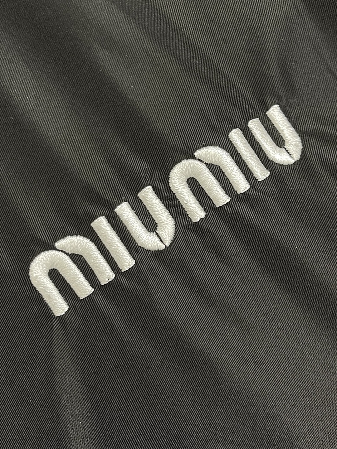 🛒🛒MIUMIU 尼龙刺绣字母夹克外套，选用尼龙材质，这种面料具有轻便、耐磨、防水防风等特点，非常适合户