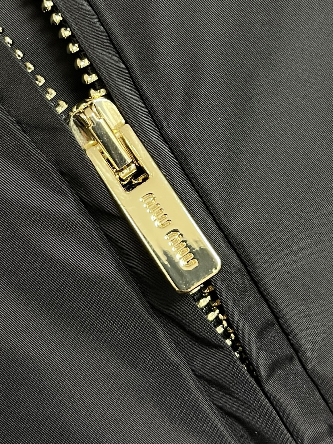 🛒🛒MIUMIU 尼龙刺绣字母夹克外套，选用尼龙材质，这种面料具有轻便、耐磨、防水防风等特点，非常适合户