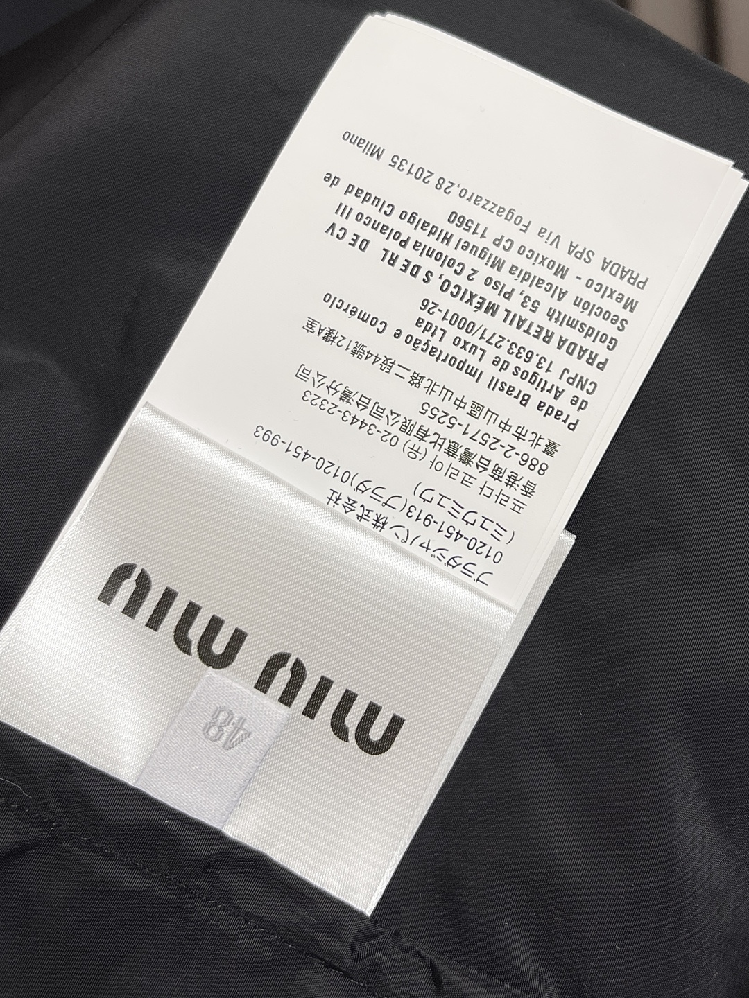 🛒🛒MIUMIU 尼龙刺绣字母夹克外套，选用尼龙材质，这种面料具有轻便、耐磨、防水防风等特点，非常适合户