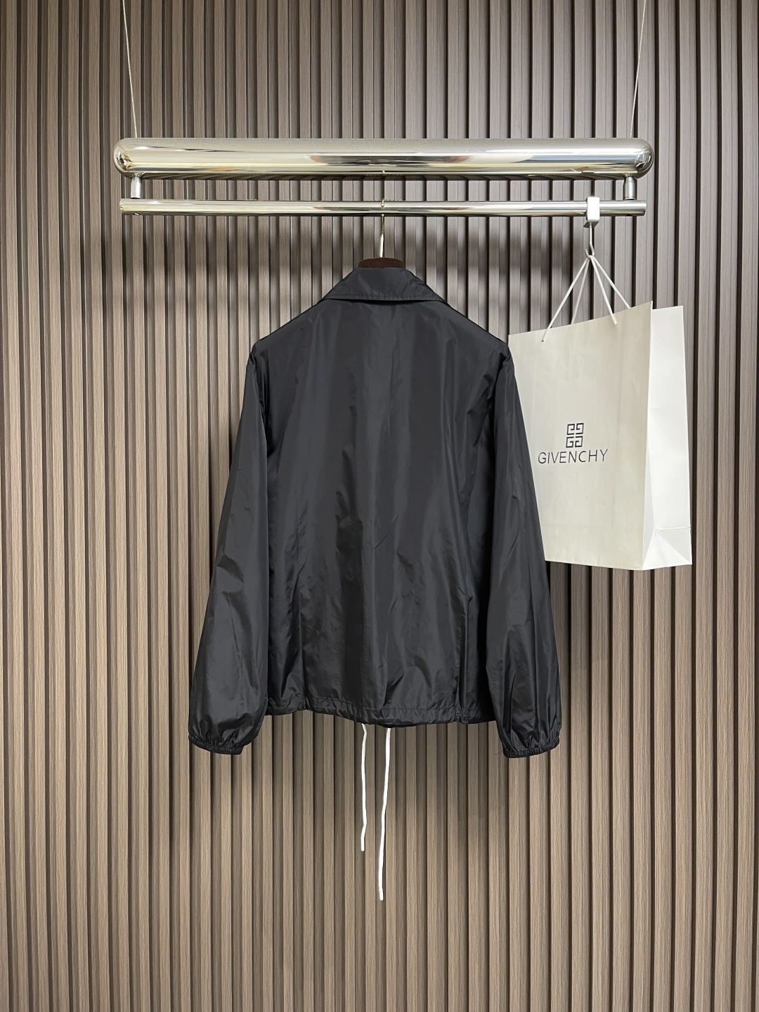 🛒🛒MIUMIU 尼龙刺绣字母夹克外套，选用尼龙材质，这种面料具有轻便、耐磨、防水防风等特点，非常适合户