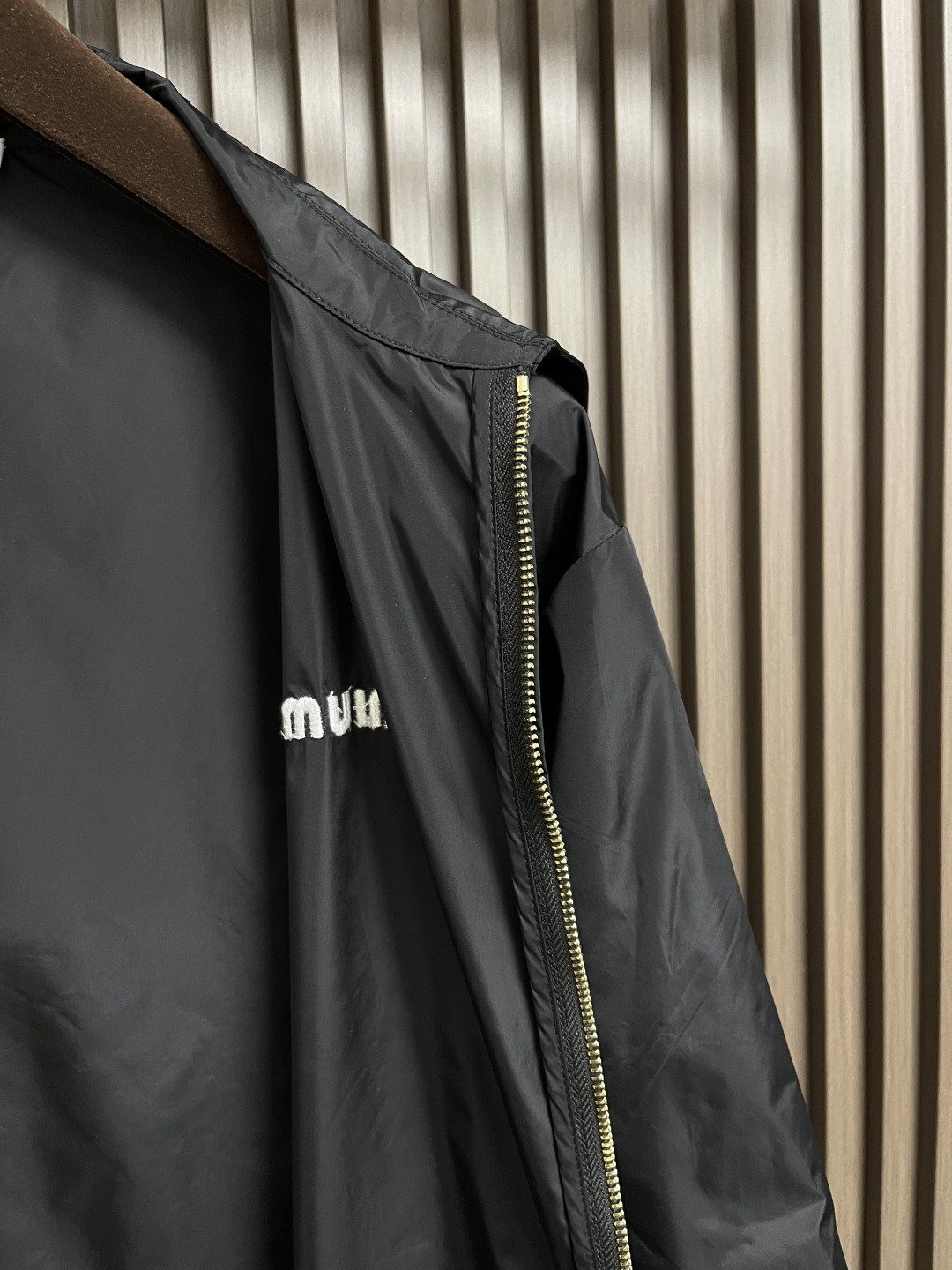 🛒🛒MIUMIU 尼龙刺绣字母夹克外套，选用尼龙材质，这种面料具有轻便、耐磨、防水防风等特点，非常适合户