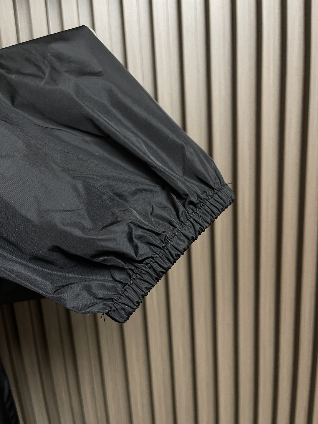 🛒🛒MIUMIU 尼龙刺绣字母夹克外套，选用尼龙材质，这种面料具有轻便、耐磨、防水防风等特点，非常适合户