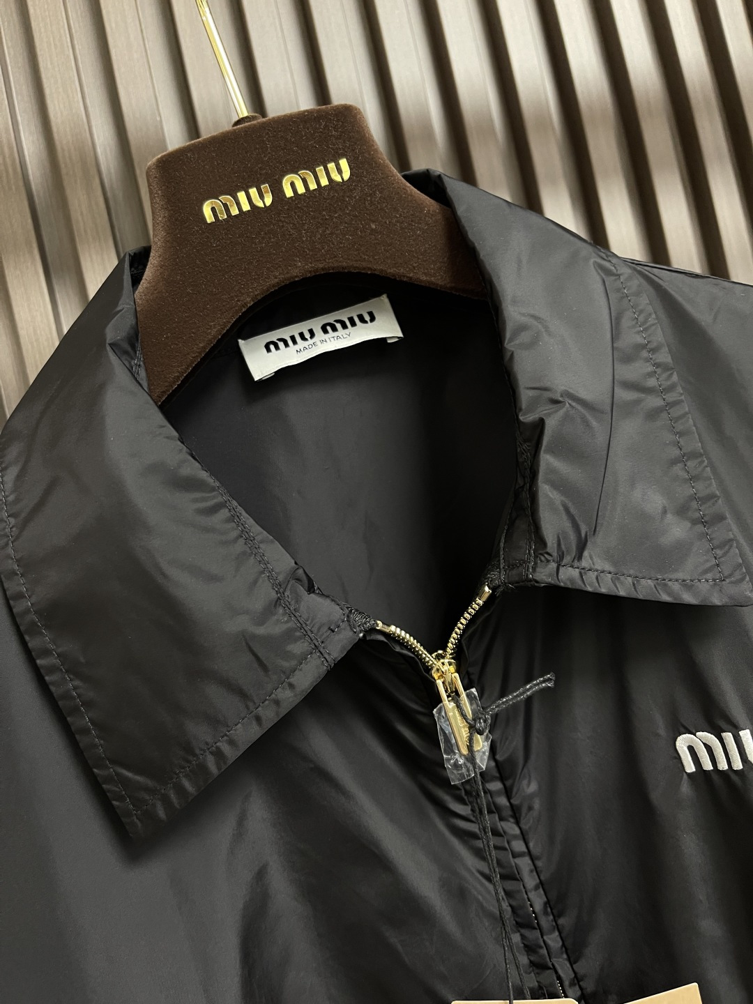 🛒🛒MIUMIU 尼龙刺绣字母夹克外套，选用尼龙材质，这种面料具有轻便、耐磨、防水防风等特点，非常适合户