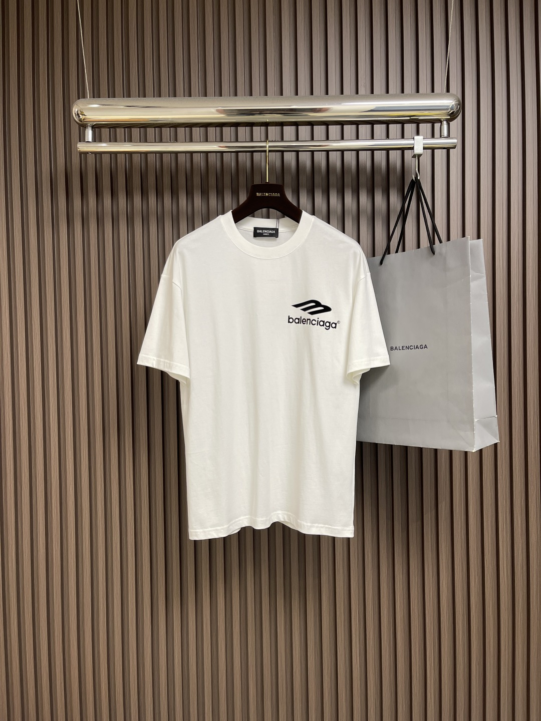 NO:507198,The whole set of Balenciaga Ss early autumn new printed logo short-sleeved T-shirt shorts suit, simple but unruly, the balenciaga brand logo on the chest, low-key and luxurious feeling full of ~ the badge design of the same color shorts instantly improves fashion, and the sense of high-end atmosphere is hard to grasp. Whether you go out or exercise, wear it, you can easily become the focus of the crowd, and the fashion is soaring. Size S-XXL,,balenciaga, shorts, T-shirt,tees, t-shirt,alexander wang19860909整套 Balenciaga ss早秋新款印花标识短袖T恤短裤套装,简约却透着不羁,胸前balenciaga品牌标识,低调奢华感拉满～同色系短裤徽章设计,瞬间提升时尚度,高级氛围感狠狠拿捏,不管出街还是运动,穿上它,轻松成为人群焦点,时尚度一路狂飙. 尺码S-XXL,,balenciaga,shorts,T-shirt,tees，t-shirt,alexander wang,Men's clothing