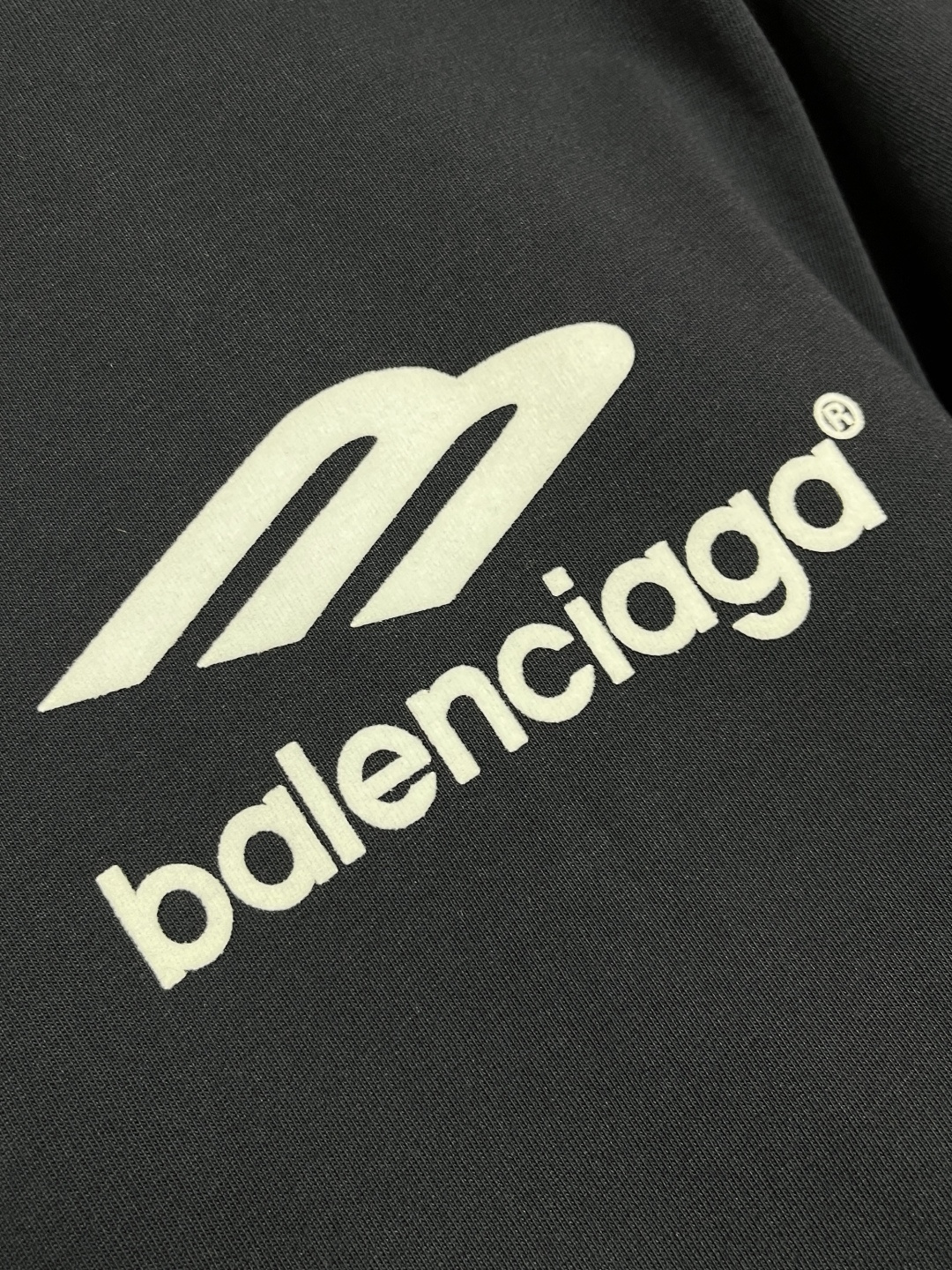 整套🛒🛒Balenciaga 2025ss早秋新款印花标识短袖T恤短裤套装，简约却透着不羁，胸前bale