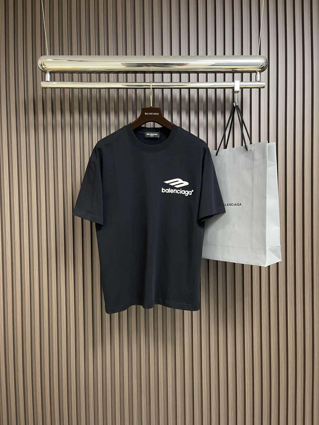 整套🛒🛒Balenciaga 2025ss早秋新款印花标识短袖T恤短裤套装，简约却透着不羁，胸前bale