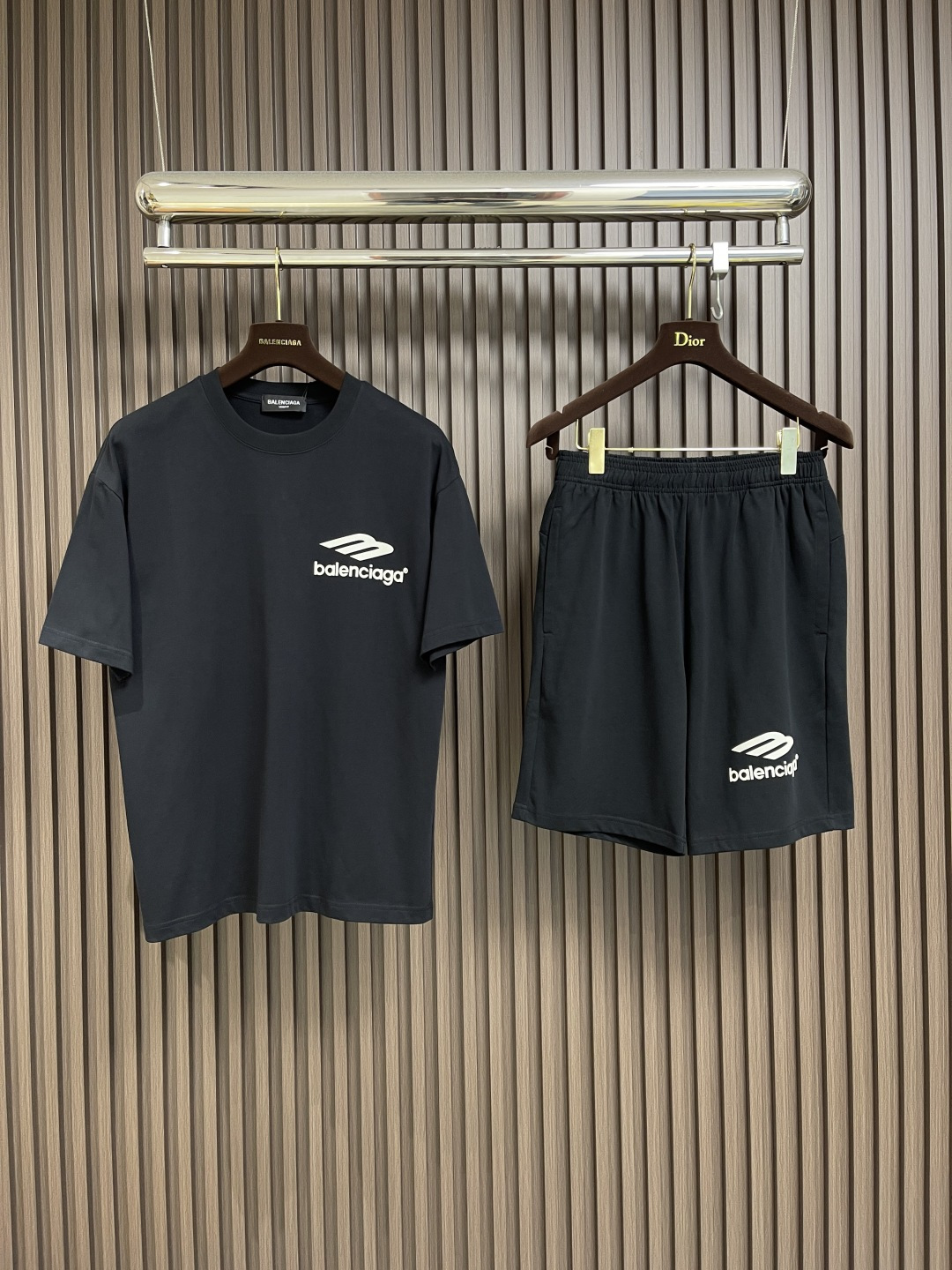 整套🛒🛒Balenciaga 2025ss早秋新款印花标识短袖T恤短裤套装，简约却透着不羁，胸前bale