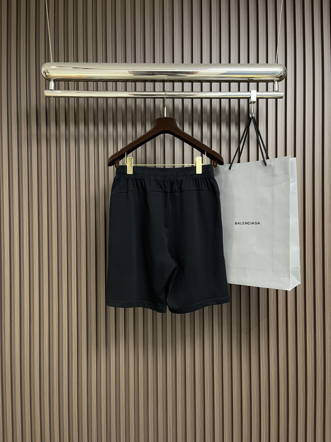 整套🛒🛒Balenciaga 2025ss早秋新款印花标识短袖T恤短裤套装，简约却透着不羁，胸前bale