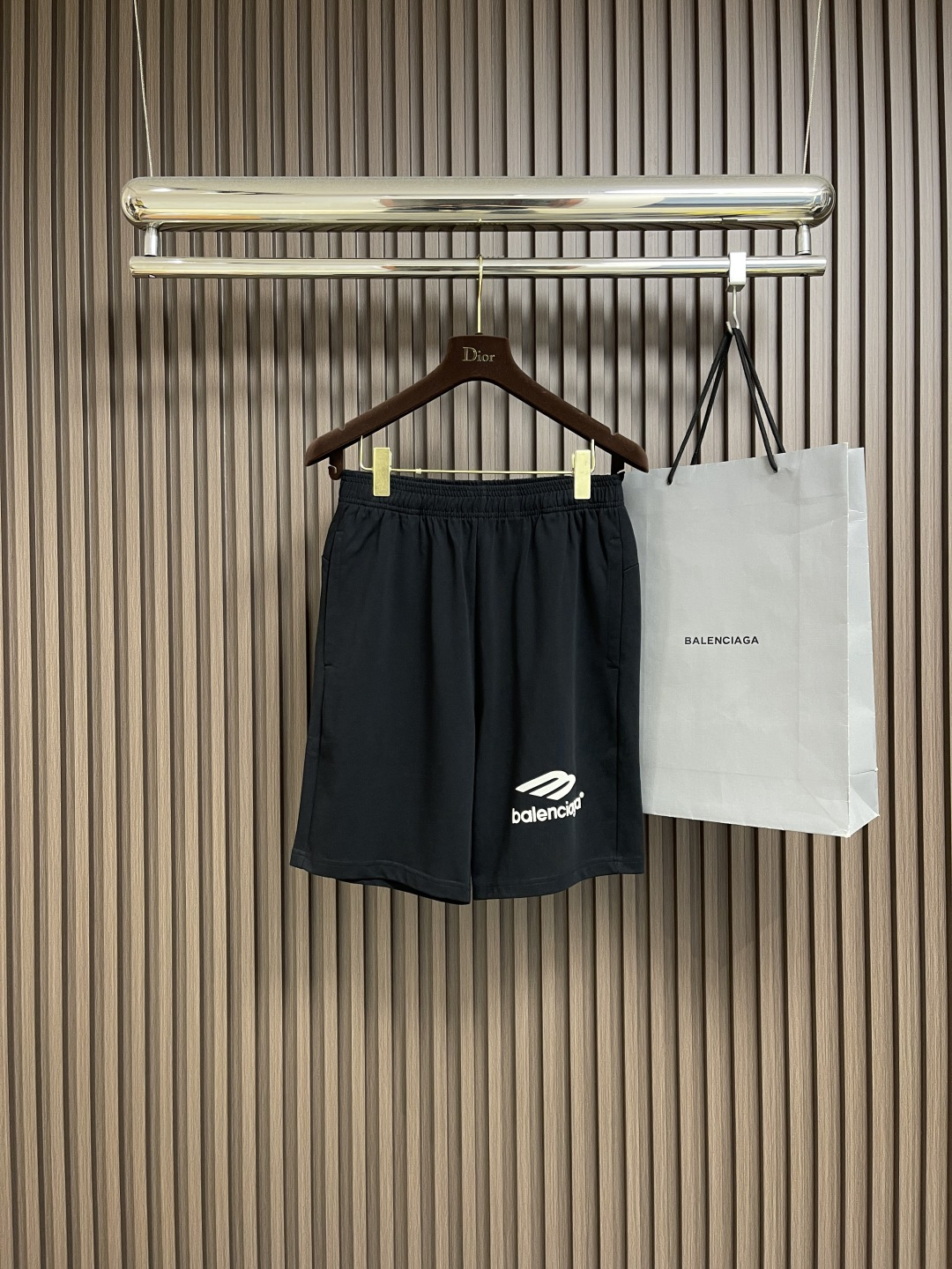整套🛒🛒Balenciaga 2025ss早秋新款印花标识短袖T恤短裤套装，简约却透着不羁，胸前bale