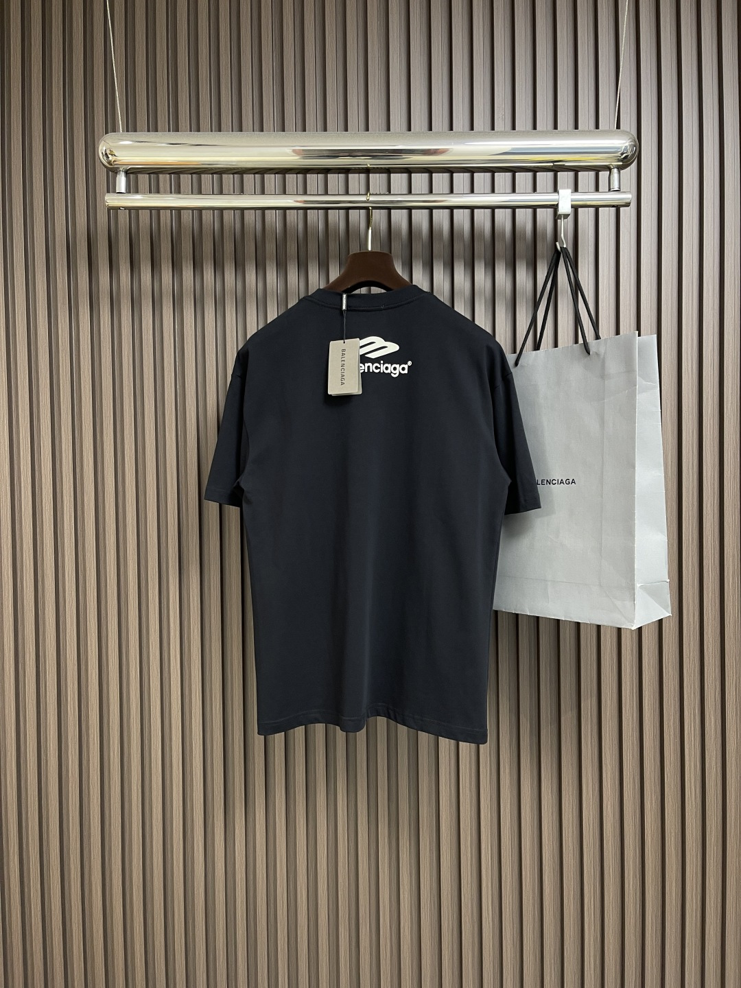 整套🛒🛒Balenciaga 2025ss早秋新款印花标识短袖T恤短裤套装，简约却透着不羁，胸前bale
