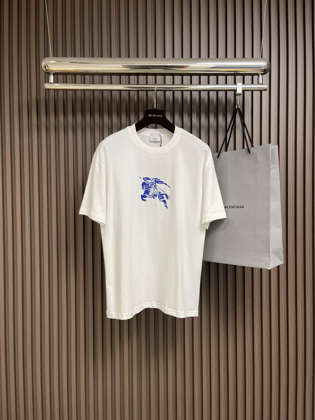 NO:507194,The whole set of Burberry Burberry war horse printing short-sleeved T-shirt shorts set, the fabric is made of 230 grams of heavy combed cotton, customized 32 1*1 threads, two-way wash the garment, the fabric is comfortable and skin-friendly, and the custom dyed fabric is customized. The textile density is high, the drape is good, and it is not easy to deform. The thick texture and tight spinning process will not affect the breathability of the fabric, the saturation of the color is very high, and the imported digital direct-spray printing process is a versatile and beautiful shorts. The loose style covers the flesh and makes it look thin and not picky. Size S-XXL, burberry, burberry, shorts, T-shirt, tees, t-shirt, alexander wang19860909整套Burberry巴宝莉 战马印花短袖t恤短裤套装,面料采用230克重精梳棉,定制32支1*1螺纹,成衣两遍水洗处理,面料舒适亲肤无异感,定制定染面料, 纺织密度高,垂感佳,不易变形,厚织感加上紧密纺纱工艺,不会影响面料的透气性,成色的饱和度很高,进口数码直喷印花工艺,百搭好看的一款短袖,宽松版型遮肉显瘦不挑人.尺码S-XXL,,burberry,burberry,shorts,T-shirt,tees，t-shirt,alexander wang,Men's clothing