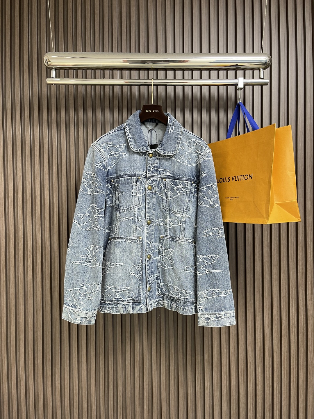 NO:521383,Jeans LV Cloud-shaped embroidered denim jacket jeans set, the fabric is 7*7 weaving 12.5 oz denim cotton. The gram weight of the fabric is about grams after washing. 15 pieces of laundry washing water are a batch to make the color more even. Jacquard embroidery on the cloth is made of an embroidered jacquard machine, making the jacquard effect appear to be embroidered. It is very time-consuming and labor-consuming. The access button is made of pure copper material and is customized with the original mold opening. Each button is equipped with laser engraving logo. This denim uses a washing tannin to cut it into a casual silhouette, which reveals a tailoring meaning with the front pleats. The full cloud-like jacquard reflects an elegant color contrast. Jeans size 46-48-50-52 Jeans size 30-32-34-36,,louis vuitton,jeans,jackets & coats,alexander  wang19860909牛仔衣 牛仔裤 LV 云形提绣牛仔外套牛仔裤套装,面料采用7*7织法 12.5盎牛仔棉.面料洗水后克重约为克.成衣洗水15件为一批使受色更为均匀.布匹提花刺绣,采用机口提花机,使提花效果呈现出刺绣效果.非常耗时耗力点一款.门禁纽扣采用纯铜材料,原版开模定制.每一个纽扣都带有激光刻字标识.本款牛仔选用水洗丹宁裁出休闲廓形,以正面褶裥流露精裁意味.全幅云状形式提花映现雅致色彩反差. 牛仔衣码数46-48-50-52 牛仔裤码数30-32-34-36,,louis vuitton,jeans,jackets & coats,alexander wang,Men's clothing