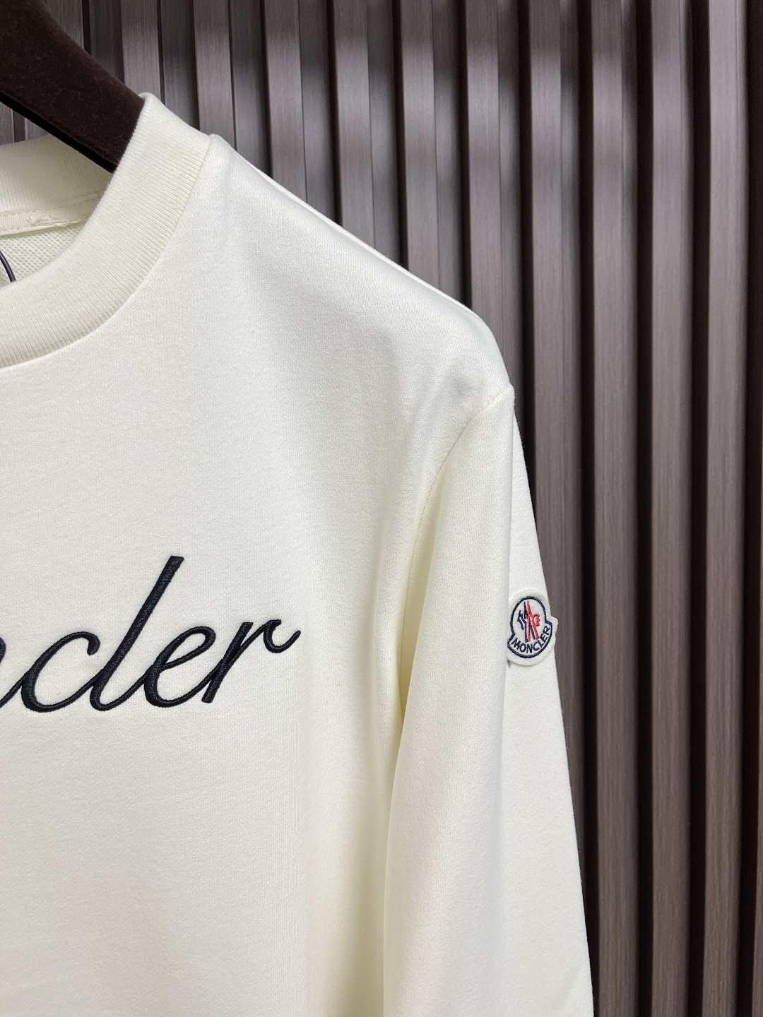 🛒🛒moncler 刺绣袖标圆领卫衣，采用380克刷毛卫衣毛圈，面料做刷毛工艺，使表面手感更加柔顺软滑。