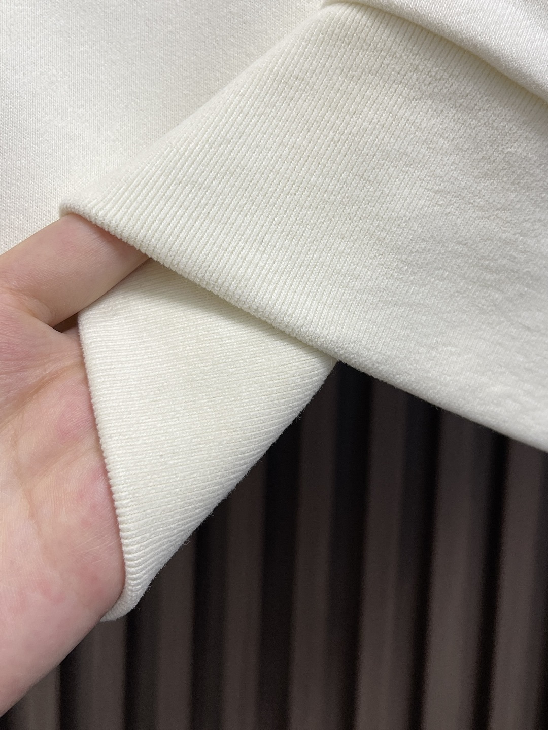 🛒🛒moncler 刺绣袖标圆领卫衣，采用380克刷毛卫衣毛圈，面料做刷毛工艺，使表面手感更加柔顺软滑。