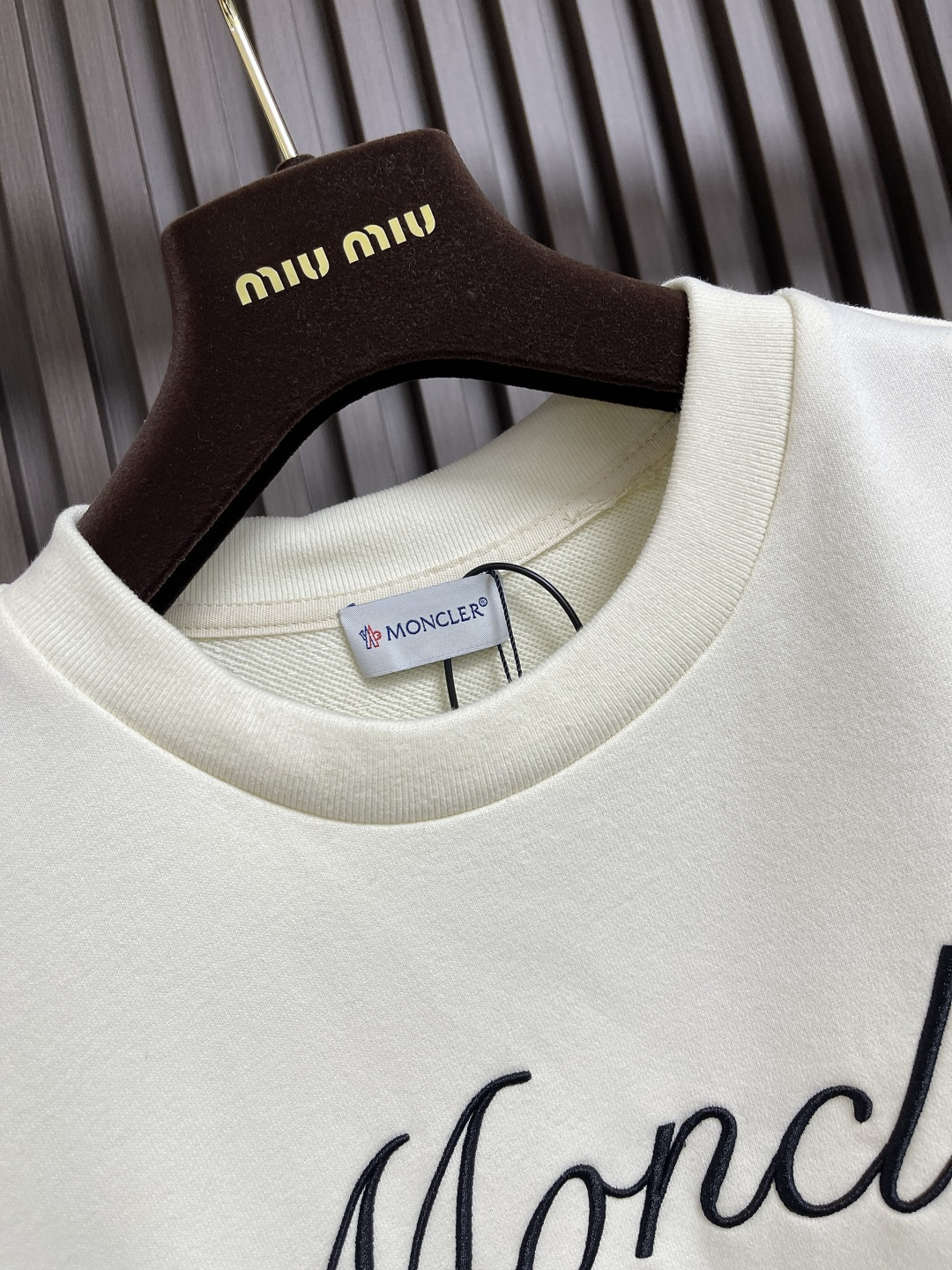 🛒🛒moncler 刺绣袖标圆领卫衣，采用380克刷毛卫衣毛圈，面料做刷毛工艺，使表面手感更加柔顺软滑。