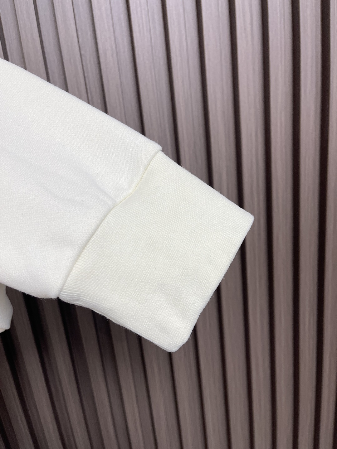 🛒🛒moncler 刺绣袖标圆领卫衣，采用380克刷毛卫衣毛圈，面料做刷毛工艺，使表面手感更加柔顺软滑。