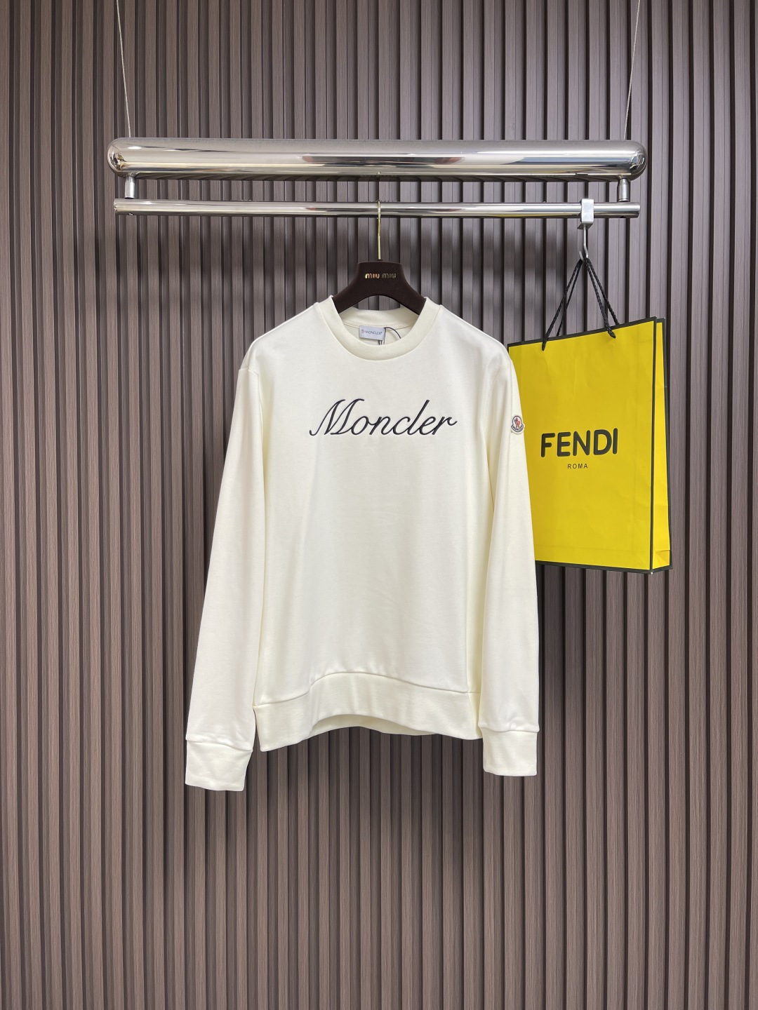 🛒🛒moncler 刺绣袖标圆领卫衣，采用380克刷毛卫衣毛圈，面料做刷毛工艺，使表面手感更加柔顺软滑。