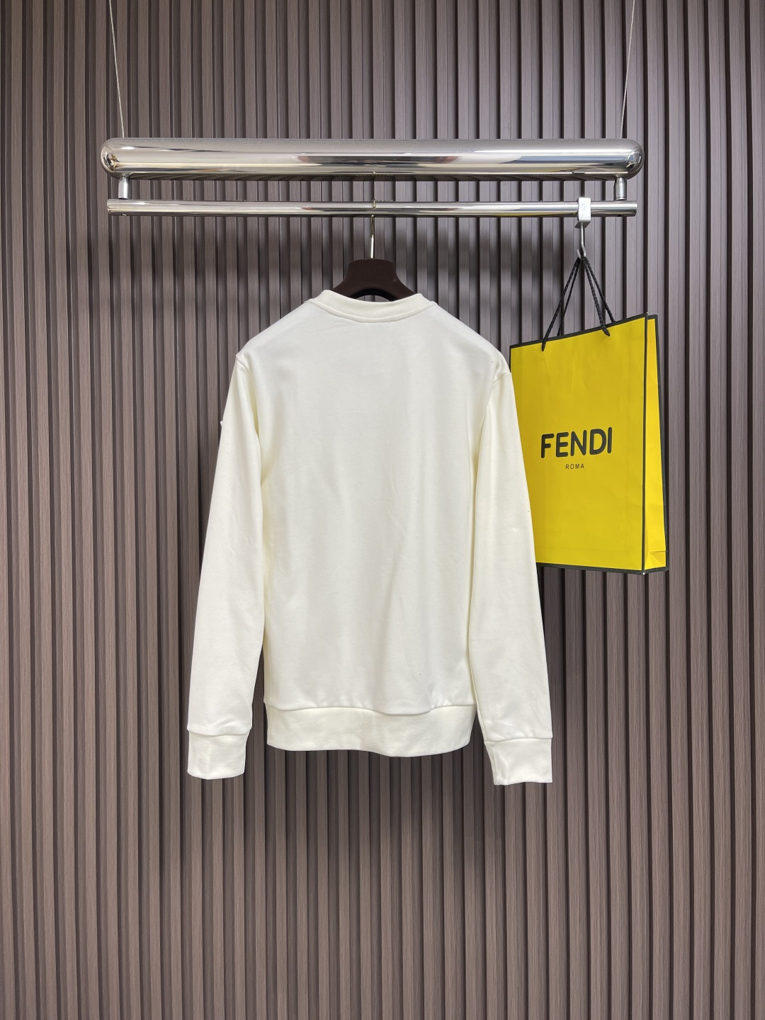 🛒🛒moncler 刺绣袖标圆领卫衣，采用380克刷毛卫衣毛圈，面料做刷毛工艺，使表面手感更加柔顺软滑。