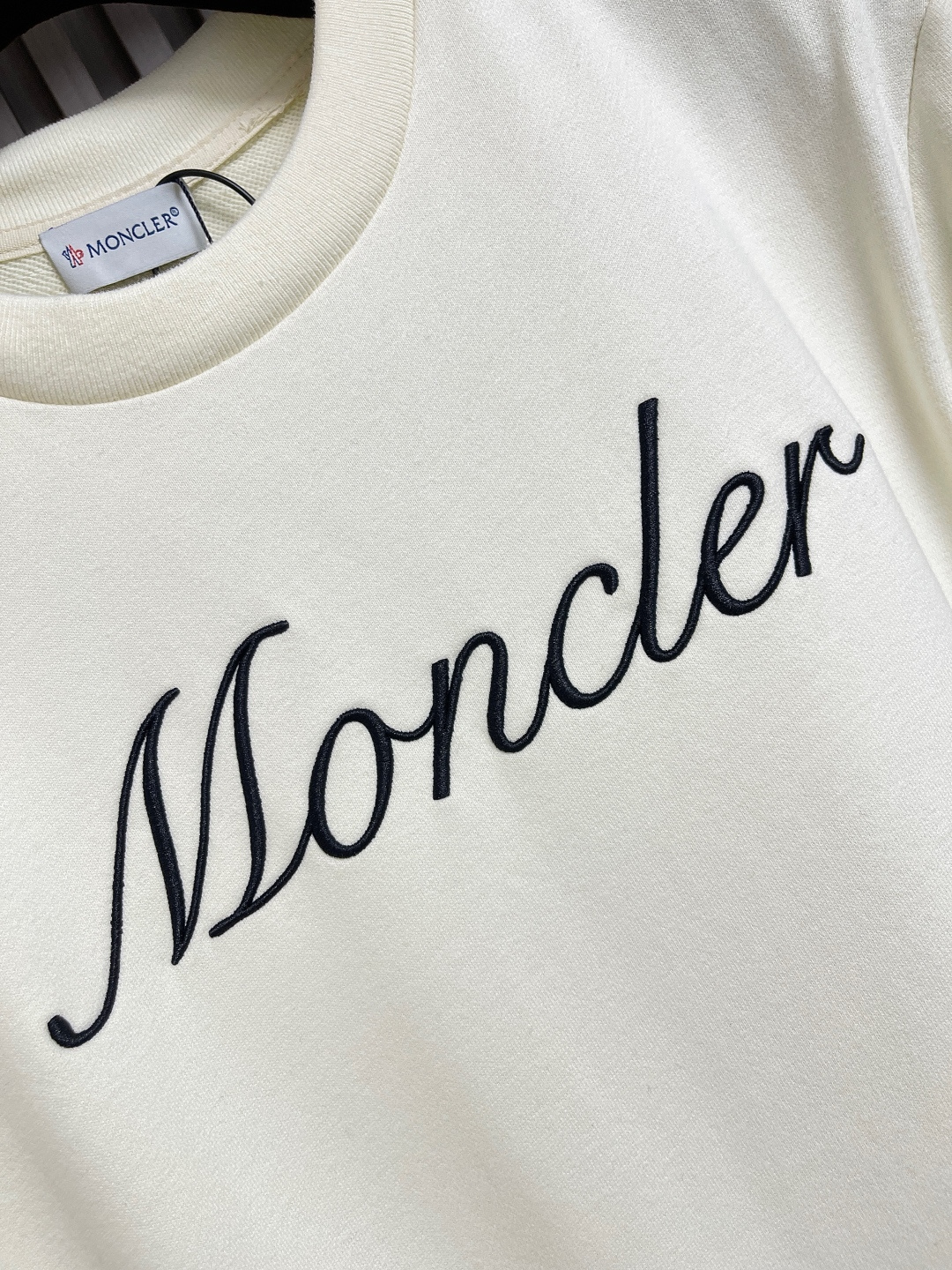 🛒🛒moncler 刺绣袖标圆领卫衣，采用380克刷毛卫衣毛圈，面料做刷毛工艺，使表面手感更加柔顺软滑。