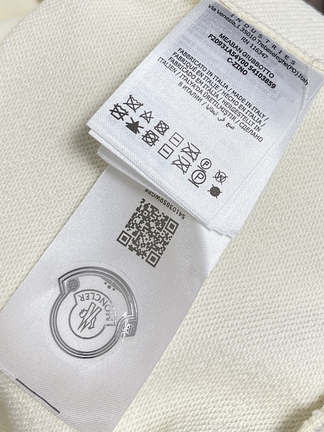 🛒🛒moncler 刺绣袖标圆领卫衣，采用380克刷毛卫衣毛圈，面料做刷毛工艺，使表面手感更加柔顺软滑。