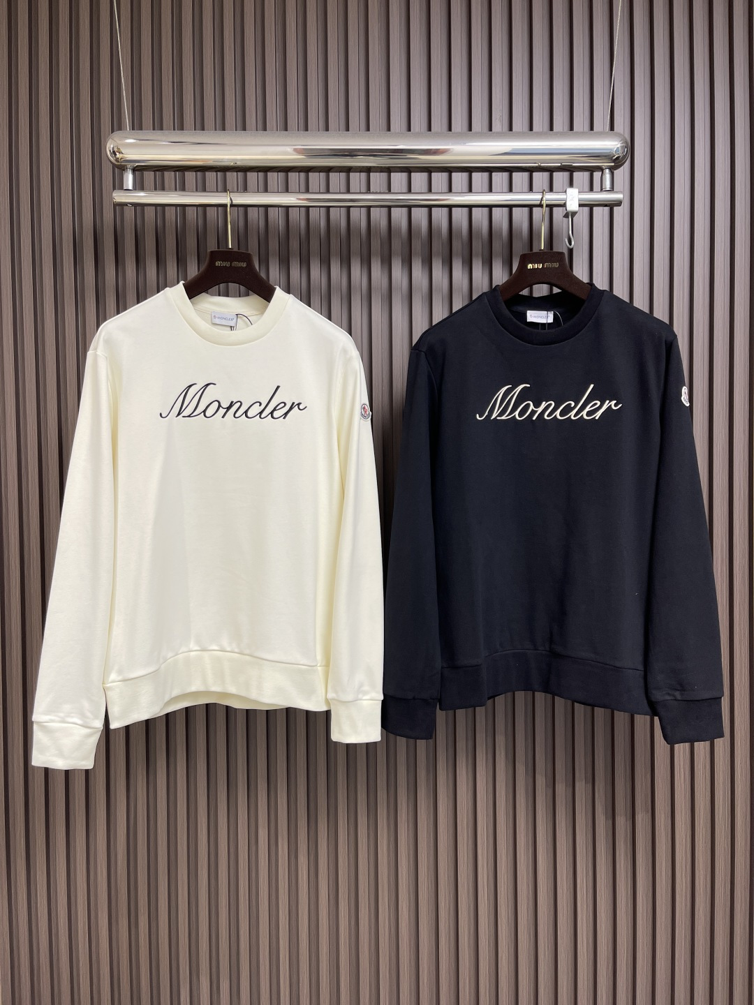🛒🛒moncler 刺绣袖标圆领卫衣，采用380克刷毛卫衣毛圈，面料做刷毛工艺，使表面手感更加柔顺软滑。