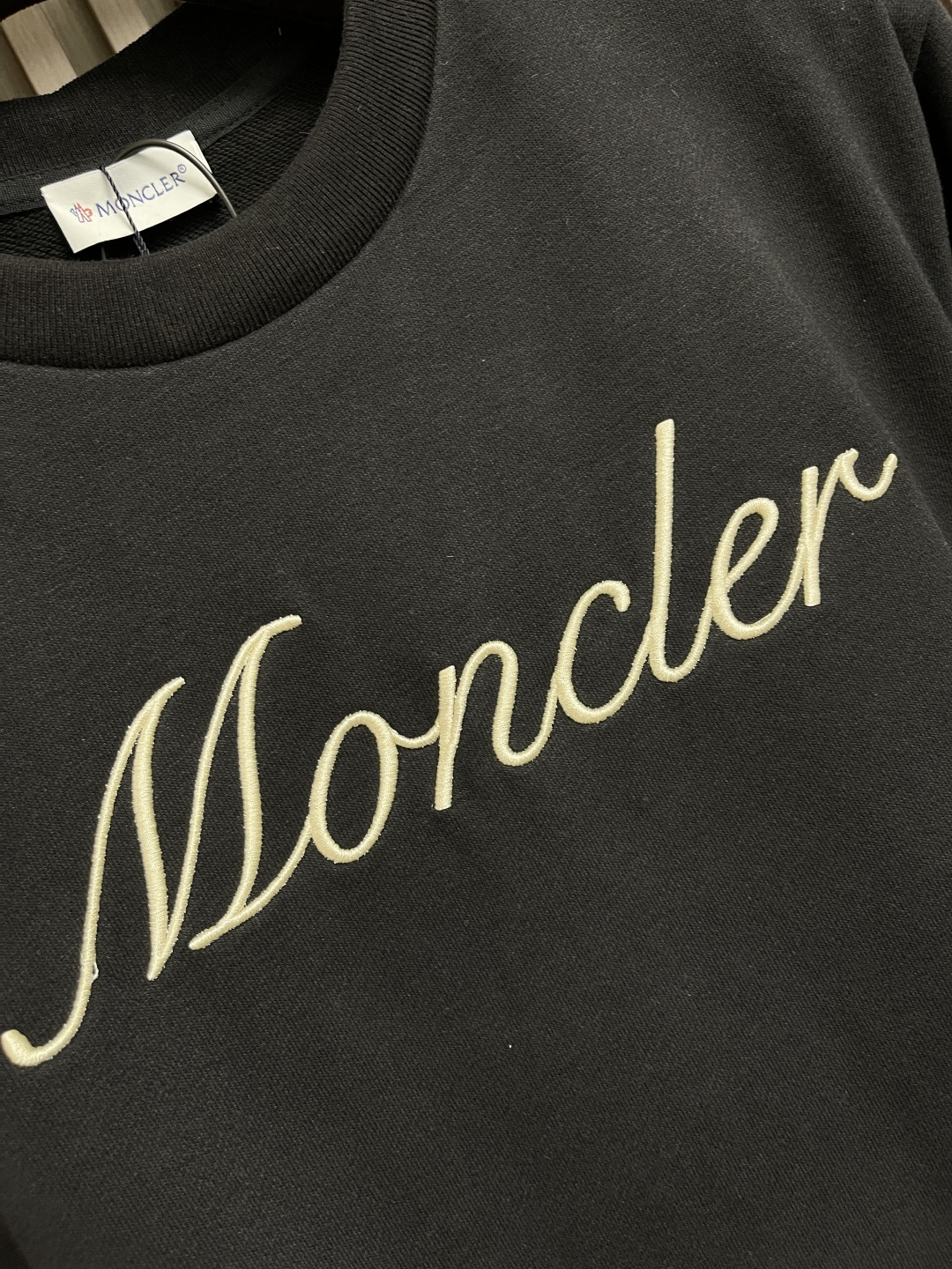 🛒🛒moncler 刺绣袖标圆领卫衣，采用380克刷毛卫衣毛圈，面料做刷毛工艺，使表面手感更加柔顺软滑。