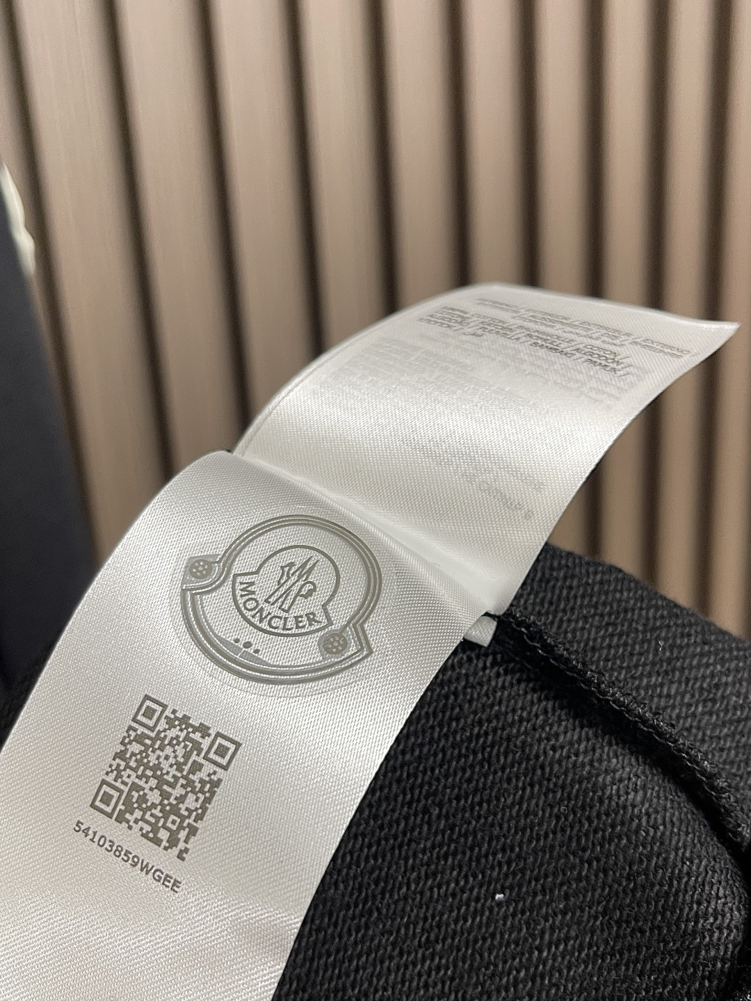 🛒🛒moncler 刺绣袖标圆领卫衣，采用380克刷毛卫衣毛圈，面料做刷毛工艺，使表面手感更加柔顺软滑。