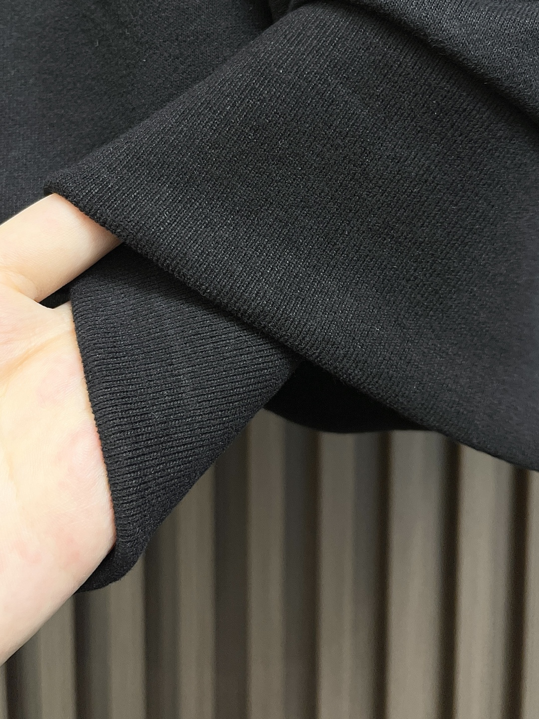 🛒🛒moncler 刺绣袖标圆领卫衣，采用380克刷毛卫衣毛圈，面料做刷毛工艺，使表面手感更加柔顺软滑。