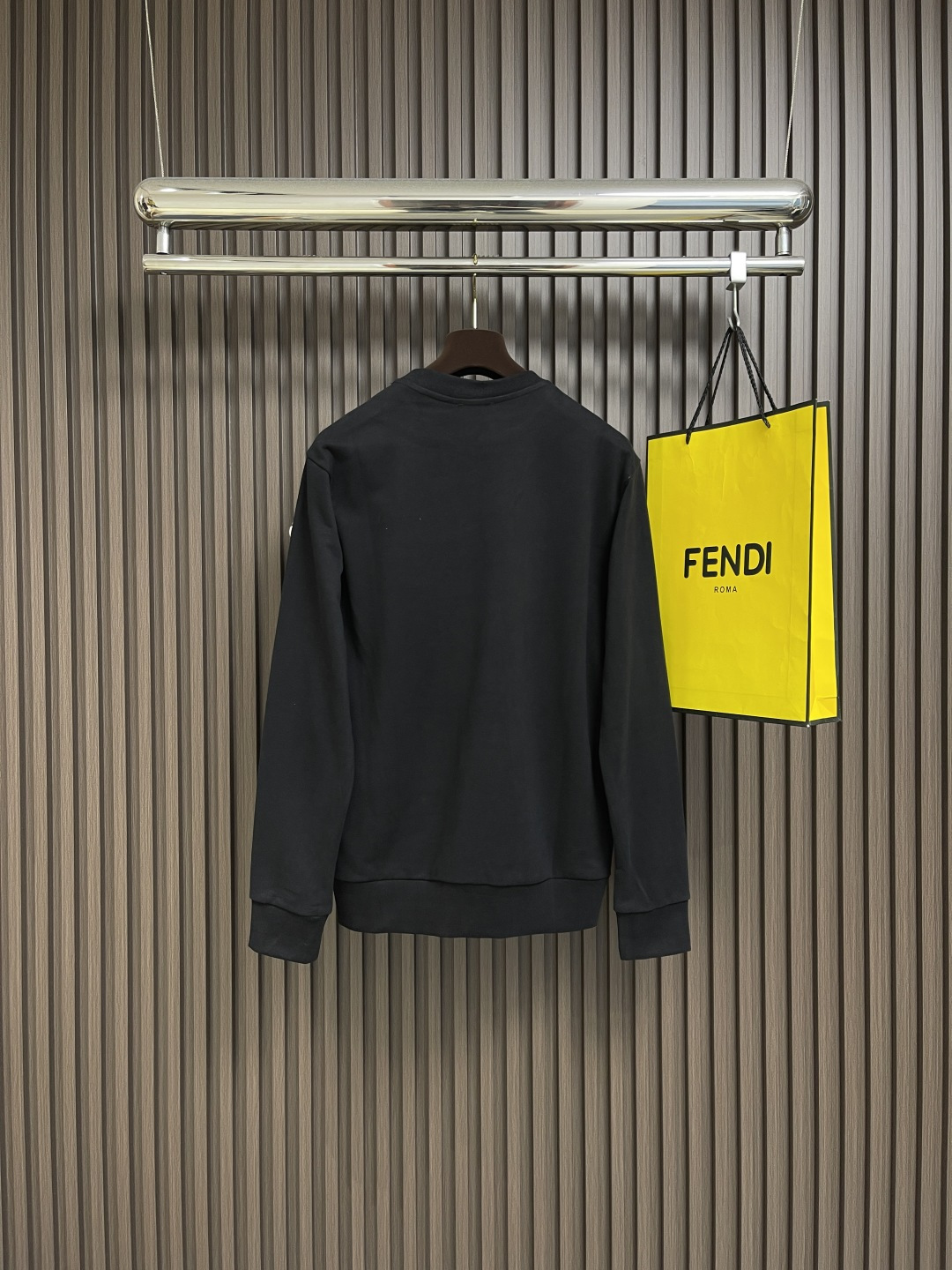 🛒🛒moncler 刺绣袖标圆领卫衣，采用380克刷毛卫衣毛圈，面料做刷毛工艺，使表面手感更加柔顺软滑。