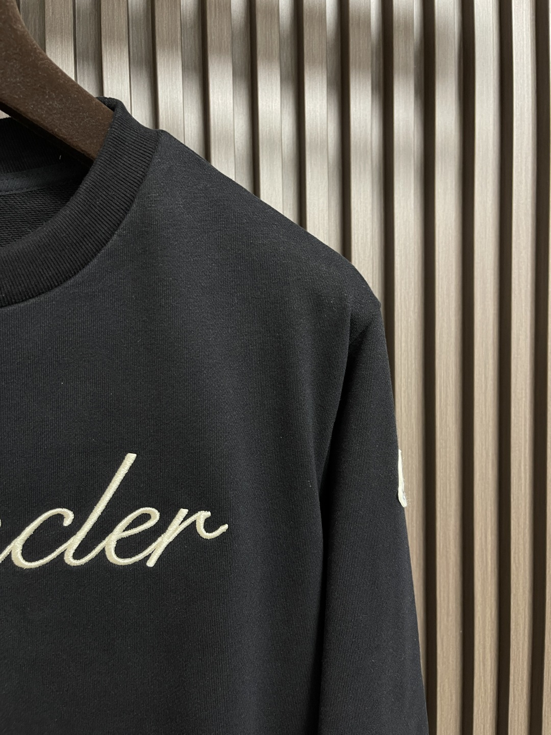 🛒🛒moncler 刺绣袖标圆领卫衣，采用380克刷毛卫衣毛圈，面料做刷毛工艺，使表面手感更加柔顺软滑。