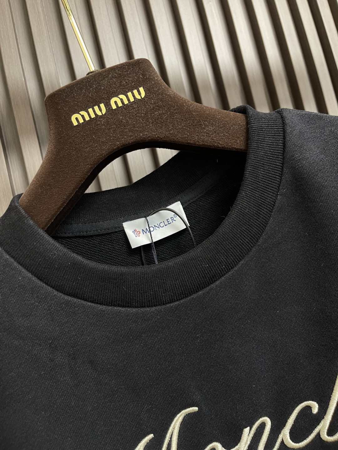 🛒🛒moncler 刺绣袖标圆领卫衣，采用380克刷毛卫衣毛圈，面料做刷毛工艺，使表面手感更加柔顺软滑。