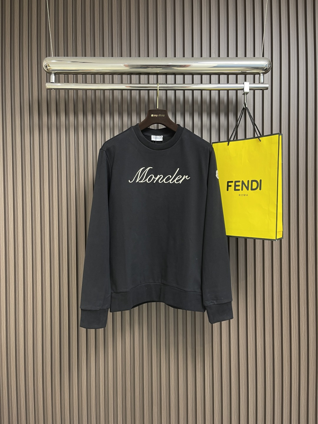 NO:522667,Moncler embroidered armband round neck sweatshirt, using 380g bristle sweatshirts, and the fabric is used as a bristle technology to make the surface feel softer and smoother. The thread is matched with 1*1 double yarn threads. The embroidery uses 3D three-dimensional embroidery, embroidered with brand embroidery letters. Size S-XL, hoodie, sweatshirts, alexander wang19860909moncler 刺绣袖标圆领卫衣,采用380克刷毛卫衣毛圈,面料做刷毛工艺,使表面手感更加柔顺软滑.螺纹搭配1*1双纱螺纹.刺绣采用3D立体刺绣,以连接品牌刺绣字母为点缀.尺码S-XL,,hoodie,sweatshirts,alexander wang,Men's clothing