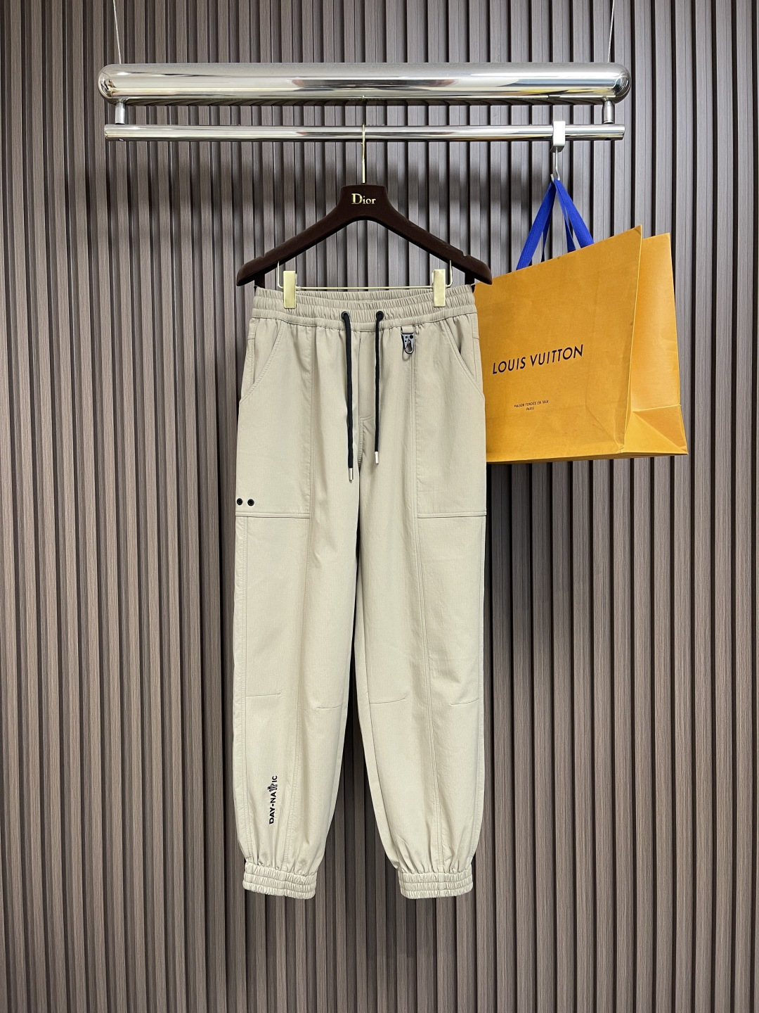 NO:522676,Moncler 2025FW early autumn new leg trousers, invincible fabrics, impeccable versatile styles and designs, beautiful outdoor sports. The soul-style logo is simple and casual, the accessories are top-notch, good details, beautiful texture, very stylish, and real weight. Size M-3XL, alexander wang19860909Moncler 2025FW早秋新品束腿卫裤,面料无敌,型款设计都无可挑剔的百搭款卫裤,户外运动都美.灵魂式的logo仔章简约休闲, 辅料都是顶配 细节好,质感美,十分有格调 实实在在的份量.尺码M-3XL,,alexander wang,Men's clothing