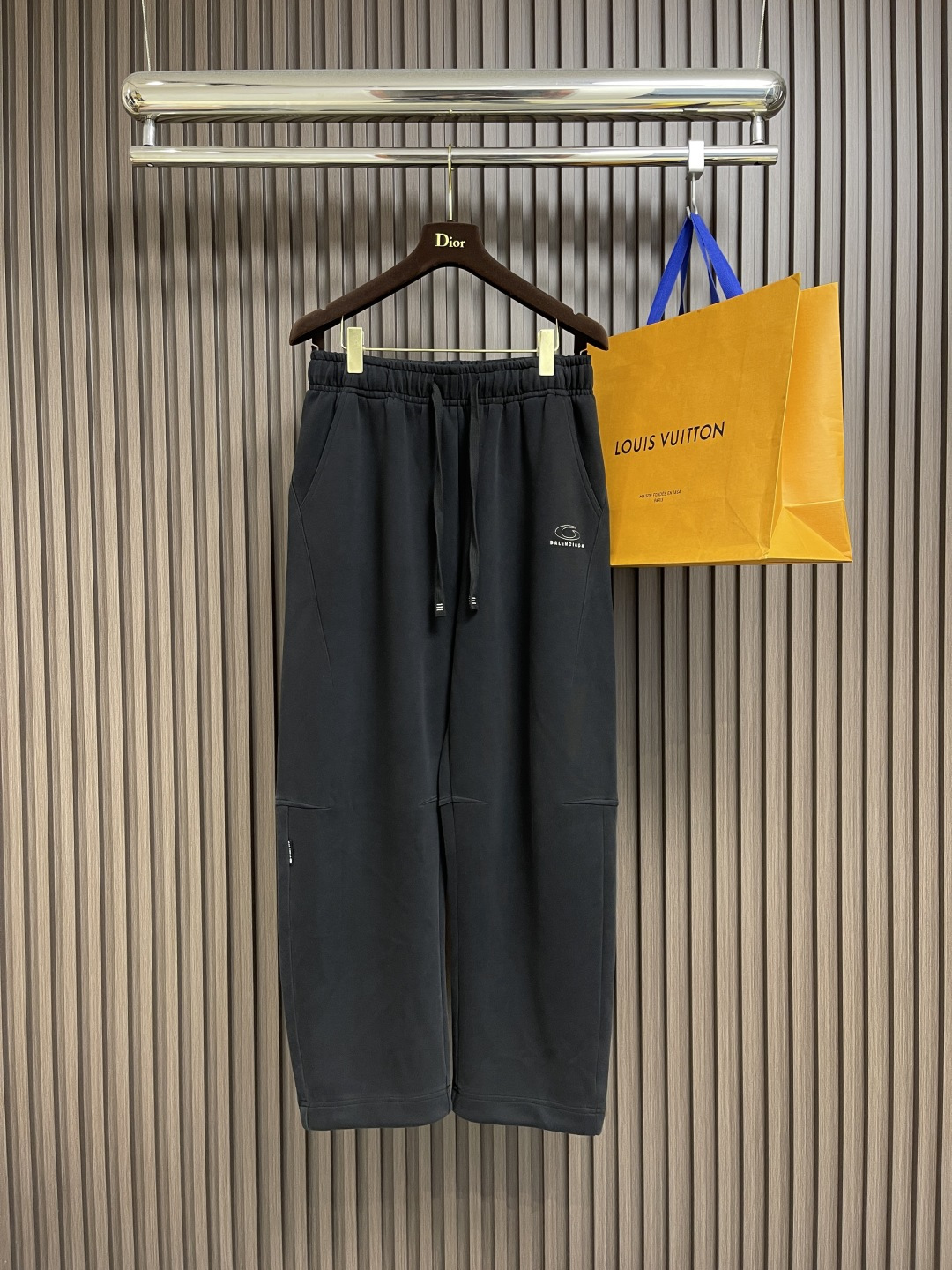 NO:521380,BALENCIAGA Balenciaga embroidered casual pants are made of pure cotton fabric, comfortable and soft, breathable and sweat-absorbing on the upper body, exquisite embroidery embellishments on the legs, dense and even stitches, smooth and natural lines of the LOGO, the matching of embroidery thread and pants complement each other, the elastic band at the waist is designed, and there is no sense of restraint when moving, and it will not panic. It can be matched with multiple types of clothing to create a fashionable look, customized auxiliary materials, complete three standards, the same style as men and women!  Size M-3XL, balenciaga, balenciaga, alexander wang19860909BALENCIAGA 巴黎世家刺绣休闲裤,采用纯棉面料制作,舒适柔软,上身透气又吸汗,裤腿上精致的刺绣点缀,针脚又密又均匀,LOGO的线条流畅自然,绣线与裤子的搭配都相得益彰,腰部松紧带设计,活动起来毫无束缚感,不会勒的慌,能与多类型服饰搭配营造时尚造型,定制辅料,三标齐全,男女同款！尺码M-3XL,,balenciaga,balenciaga,alexander wang,Men's clothing