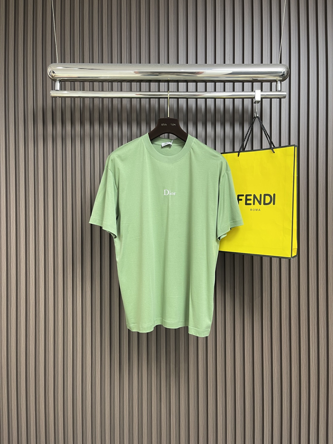 NO:521421,Dior Grass Green White Label Embroidered Short Sleeve T-shirt, Grass Green Short Sleeve, Fresh tone with a summer slack feeling. 99% cotton + 1% polyester fiber, fabric is soft and skin-friendly, comfortable and breathable in daily wear~ Simple white 'Dior' embroidery logo on the chest, low-key showing the brand style, clean and neat back, loose and casual overall style, easy to adapt to various figures. Whether it is to create a casual and sporty style or take a simple and fashionable route, you can firmly grasp the sense of high-end, easily becoming a dazzling presence on the street, a must-have item for fashionable fines. Size XS-L,,dior,T-shirt,tees,t-shirt,alexander wang19860909Dior 草绿色白标刺绣短袖T恤,草绿色短袖,清新色调自带夏日松弛感.99％棉＋1％聚酯纤维,面料柔软亲肤,日常穿着舒适透气～胸前简约白色'Dior'刺绣标识,低调彰显品牌格调,后背干净利落,整体版型宽松随性,轻松适配各种身形.无论是搭配打造休闲运动风,还是配走简约时尚路线,都能稳稳拿捏高级感,轻松成为街头亮眼存在,时髦精必备单品.尺码XS-L,,dior,T-shirt,tees，t-shirt,alexander wang,Men's clothing