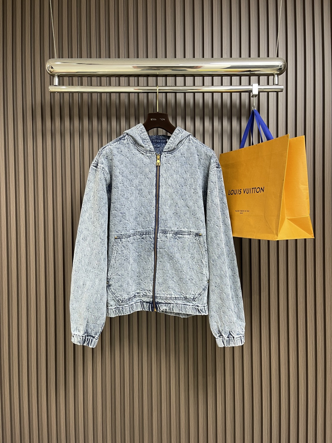 NO:520249,LV full-print hooded zipper denim jacket. The fabric is made of imported high-quality cotton denim fabric. While ensuring toughness, the special washing process gives it a soft touch and comfortable and comfortable wear; the full-print Monogram jacquard pattern uses advanced textile technology to accurately present classic elements, with clear patterns and uniform colors. Each pattern is delicate and delicate, and it will not be easy to fade and deform after washing for a long time!  Custom imported hardware, the zipper is smooth and smooth and close, the style is ergonomic, the lines are smooth and natural, the stitches are fine, uniform, firm and durable, the splicing is natural, and the overall craftsmanship is meticulous!  Size S-XL, louis vuitton, jackets & coats,hats,alexander wang19860909LV 满印连帽拉链牛仔外套.面料采用进口优质棉质牛仔布料,在确保韧性的同时,特殊水洗工艺赋予其柔顺触感,穿着舒适自在；满印Monogram提花图案,运用先进纺织技术,将经典元素精准呈现,图案清晰、色泽均匀,每一处花纹都细腻精致,且久洗不易褪色变形！定制进口五金,拉链顺滑流畅咬合紧密,版型贴合人体工学,线条流畅自然,缝针脚细密均匀牢固耐用,拼接处过渡自然,整体工艺细致入微！尺码S-XL,,louis vuitton,jackets & coats,hats,alexander wang,Men's clothing