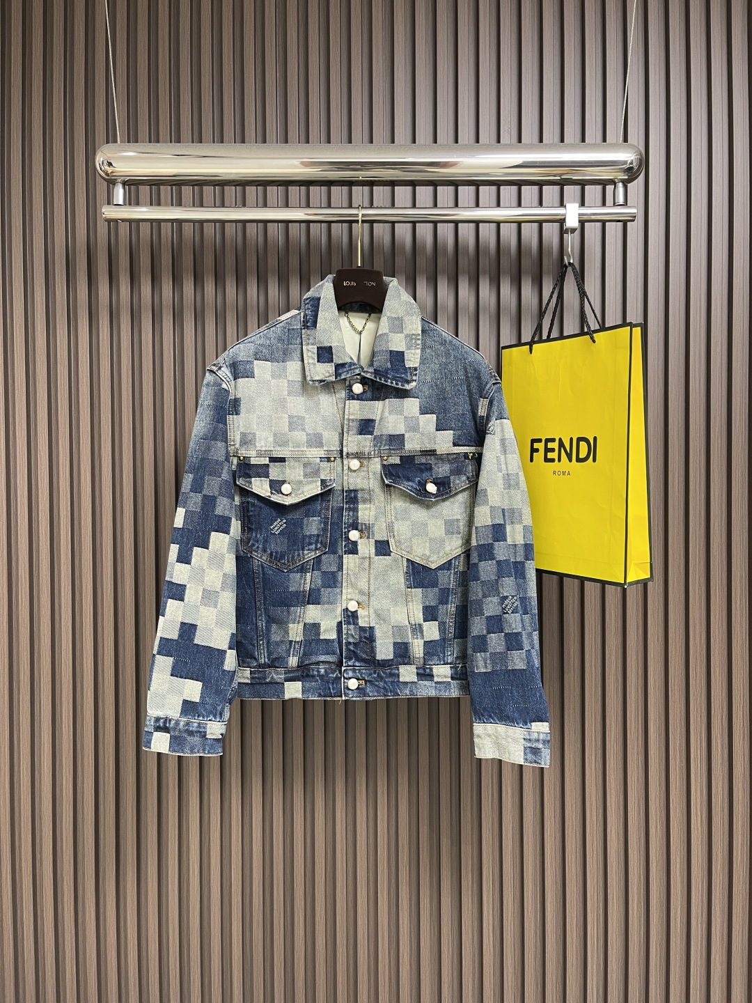 NO:518306,LV checkerboard mosaic denim jacket, the whole is made of YB custom plaid cotton-washed denim fabric. The plaid texture and texture are restored to the YB cuff imitation pearl button design. The cuffs are adjustable and elastic. Classic denim lapel design. Customized brand logo with inner lining. The straight hem is long and short and irregular in front and back. Adjustable buttons at the waist. The entire hardware buttons are the same as men and women!  Size 44-46-48-50-52,,louis vuitton,jackets & coats,alexander wang19860909LV 棋盘格马赛克牛仔外套,整体采用YB定制格纹棉质水洗牛仔面料 格纹的纹路与质感都还原于YB袖口仿珍珠纽扣设计 袖口可调节松紧 经典牛仔翻领口设计 内里定制品牌标识布logo 直筒下摆前长后短不规则设计 腰部有可调节纽扣 整件五金纽扣均有logo男女同款！尺码44-46-48-50-52,,louis vuitton,jackets & coats,alexander wang,Men's clothing