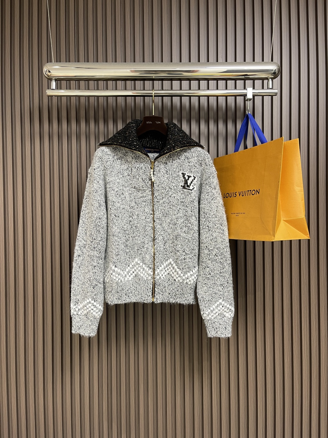 NO:520255,LV co-branded NIGO  2025FW autumn and winter new sailing fishing yarn knitted zipper sweater jacket, in cold winter days, a piece of zipper wool is undoubtedly the best choice. It not only has a fine texture, soft feel, but also has a close and comfortable wearing experience, making people feel warm and comfortable in the cold wind. The design of this zipper wool is simple but not without a sense of fashion, and the addition of zippers adds a bit of neatness and ability. It shows a different style charm. In the office, it is  Fashion items that colleagues are sought after; in the party, it can make you the focus of attention. Wear it, it feels like being gently wrapped in clouds, and every inch of the skin can feel the delicateness and tenderness of wool. It is not only a warmth, but also a secret weapon that can enhance the happiness of life. In this winter, let zipper wool become your caring little guard and accompany you through every warm and beautiful moment. Size S-XL, louis  vuitton, jackets & coats, sweaters, alexander wang19860909LV 联名NIGO 2025FW秋冬新款帆船垂钓纱针织拉链毛衣外套,在寒冷的冬日里,一件拉链羊毛无疑是最佳的选择.它不仅质地精细,手感柔软,更有着贴身舒适的穿着体验,让人在寒风中也能感受到温暖与惬意.这款拉链羊毛的设计简约而不失时尚感,拉链的加入更是增添了几分利落与干练.展现出不同的风格魅力.在办公室,它是同事们追捧的时尚单品；在聚会中,它又能让你成为众人瞩目的焦点.穿上它,仿佛被云朵轻轻包裹,每一寸肌肤都能感受到羊毛的细腻与温柔.它不仅是一件保暖的,更是一件能提升生活幸福感的秘密武器.在这个冬日里,让拉链羊毛成为你的贴心小卫士,陪伴你度过每一个温馨而美好的时刻.尺码S-XL,,louis vuitton,jackets & coats,sweaters,alexander wang,Men's clothing