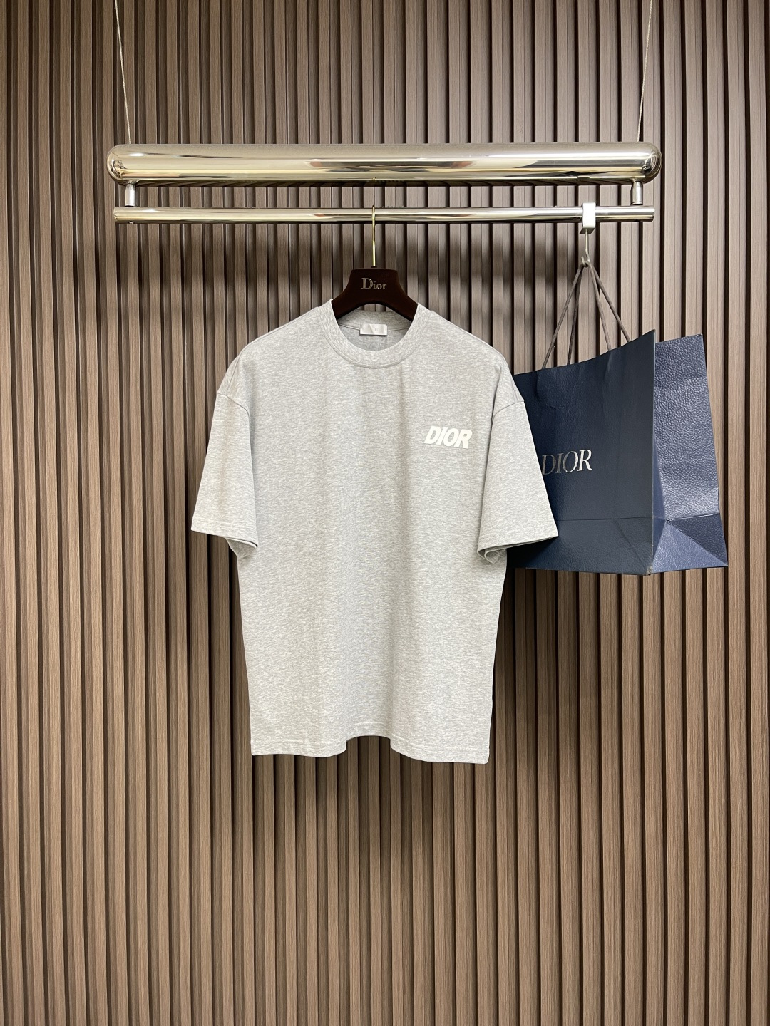 NO:518302,The complete set of Dior 2025ss new limited logo logo short-sleeved T-shirt shorts set, using customized cotton plain fabric, breathable and comfortable, with brand letter printing on the chest, fixed ribbed double-needle edge locking process. Size M-XXL,,dior, shorts,T-shirt,tees,t-shirt,alexander wang19860909整套 Dior 2025ss新款限定logo标识短袖T恤短裤套装,采用定制棉质平纹面料,透气舒适,胸前饰以品牌字母印花,定织罗纹双针锁边工艺 .尺码M-XXL,,dior,shorts,T-shirt,tees，t-shirt,alexander wang,Men's clothing