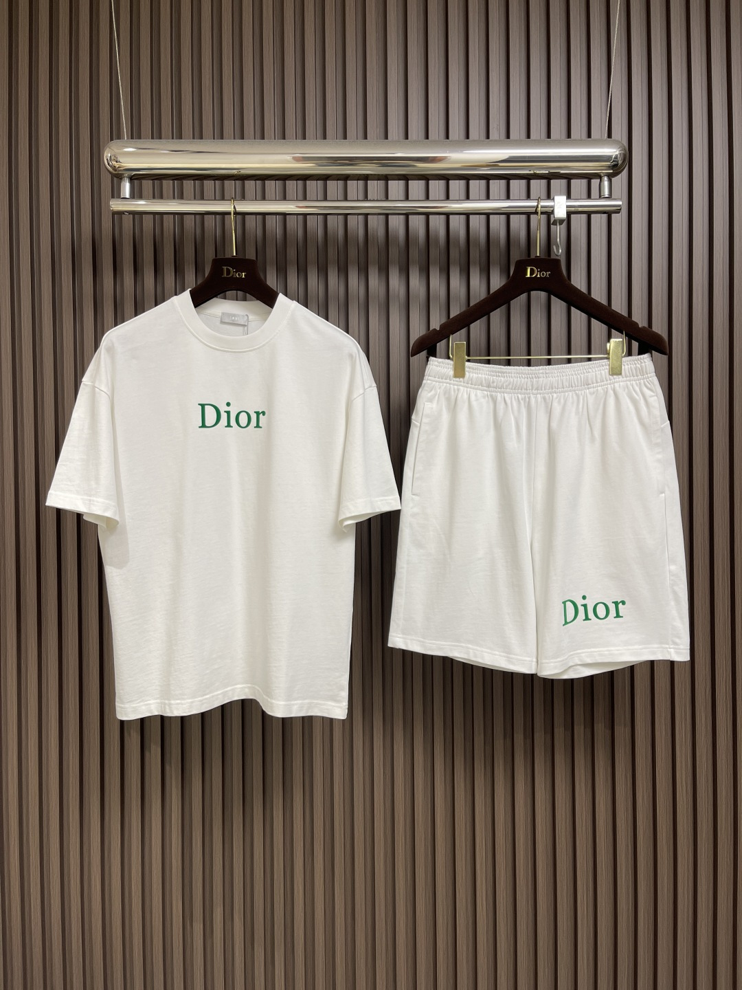 整套🛒🛒 
Dior 2025ss新款限定logo标识短袖T恤短裤套装，采用定制棉质平纹面料，透气舒适，
