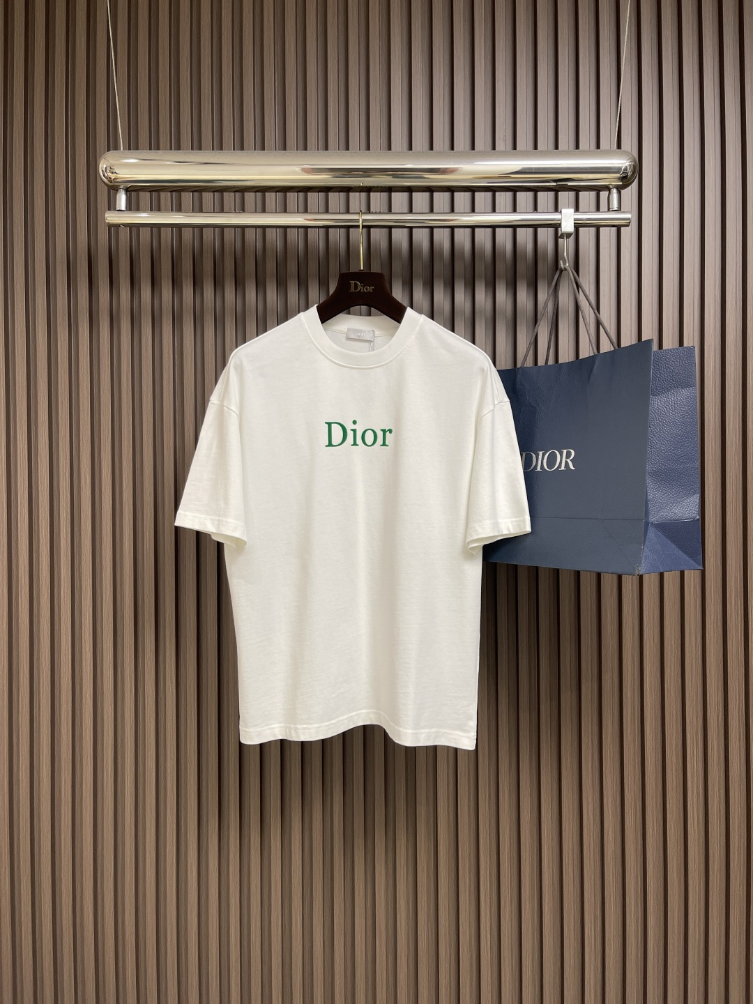NO:514116,The complete set of Dior Ss' new limited logo logo short-sleeved T-shirt shorts set, which uses customized cotton plain fabric, breathable and comfortable, with brand letter printing on the chest, fixed ribbed double-needle edge locking process. Size M-XXL,,dior, shorts,T-shirt,tees,t-shirt,alexander wang19860909整套 Dior ss新款限定logo标识短袖T恤短裤套装,采用定制棉质平纹面料,透气舒适,胸前饰以品牌字母印花,定织罗纹双针锁边工艺 .尺码M-XXL,,dior,shorts,T-shirt,tees，t-shirt,alexander wang,Men's clothing